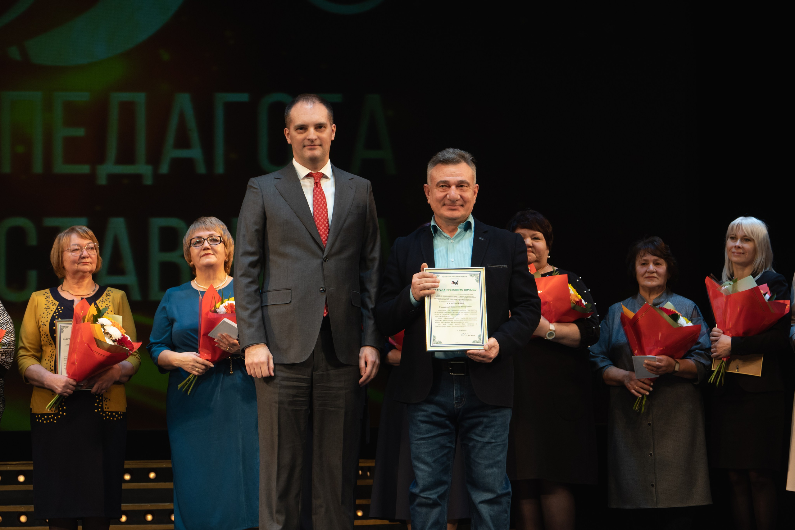 Музыкальный театр. Занимаюсь профессиональной фотографией и живу рядом с Байкалом. Работаю в разных жанрах