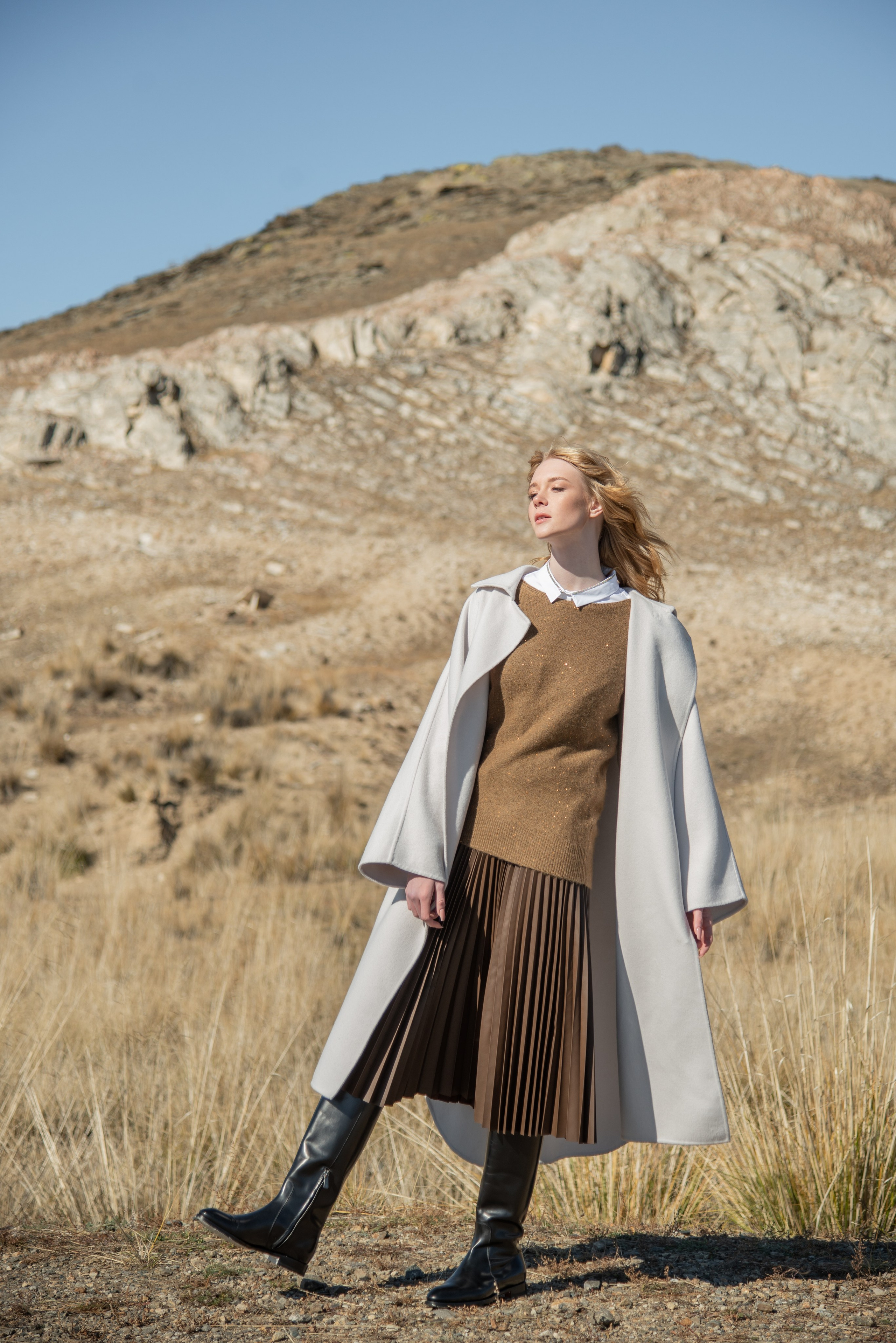 Съёмка одежды на Ольхоне. Занимаюсь профессиональной фотографией и живу рядом с Байкалом. Работаю в разных жанрах