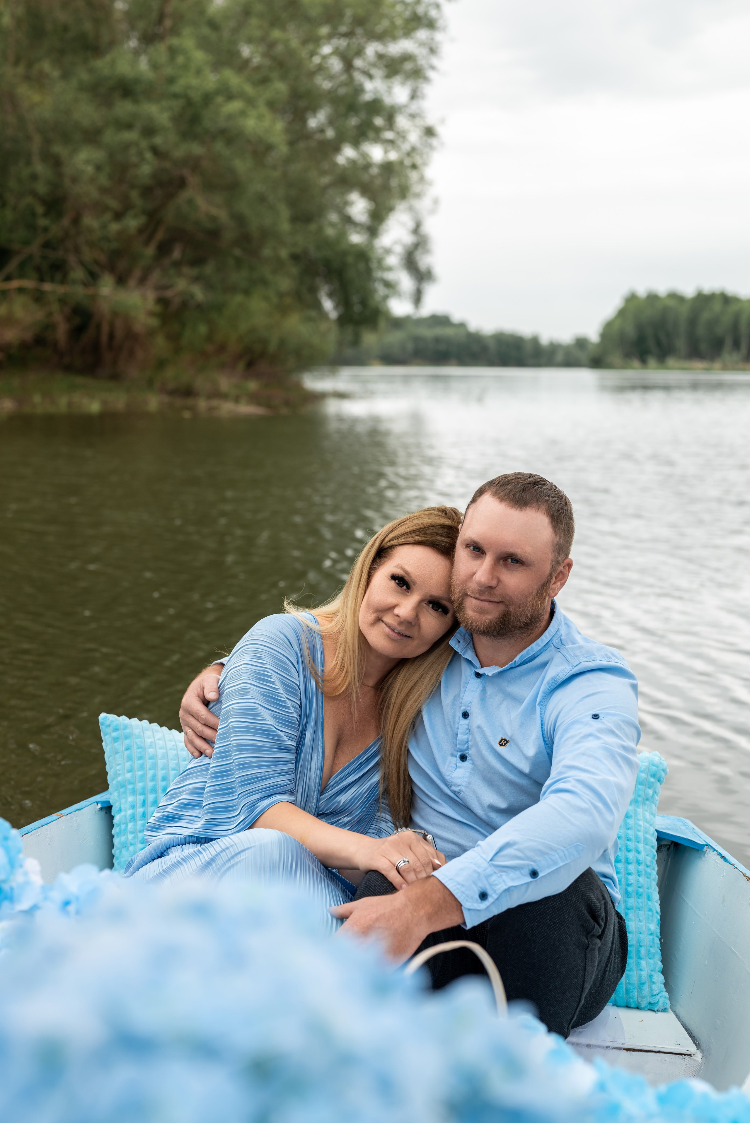 Фотопроект на лодке с голубыми гортензиями. Фотограф в городе Салават