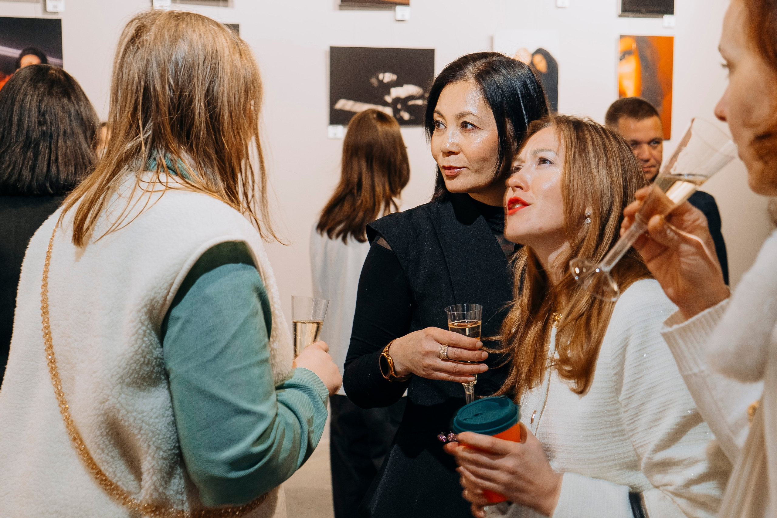 Вернисаж фотовыставки MFamilia «Гармония различий». Организация фотовыставок в Петербурге и Москве, MFamilia (МФамилия)