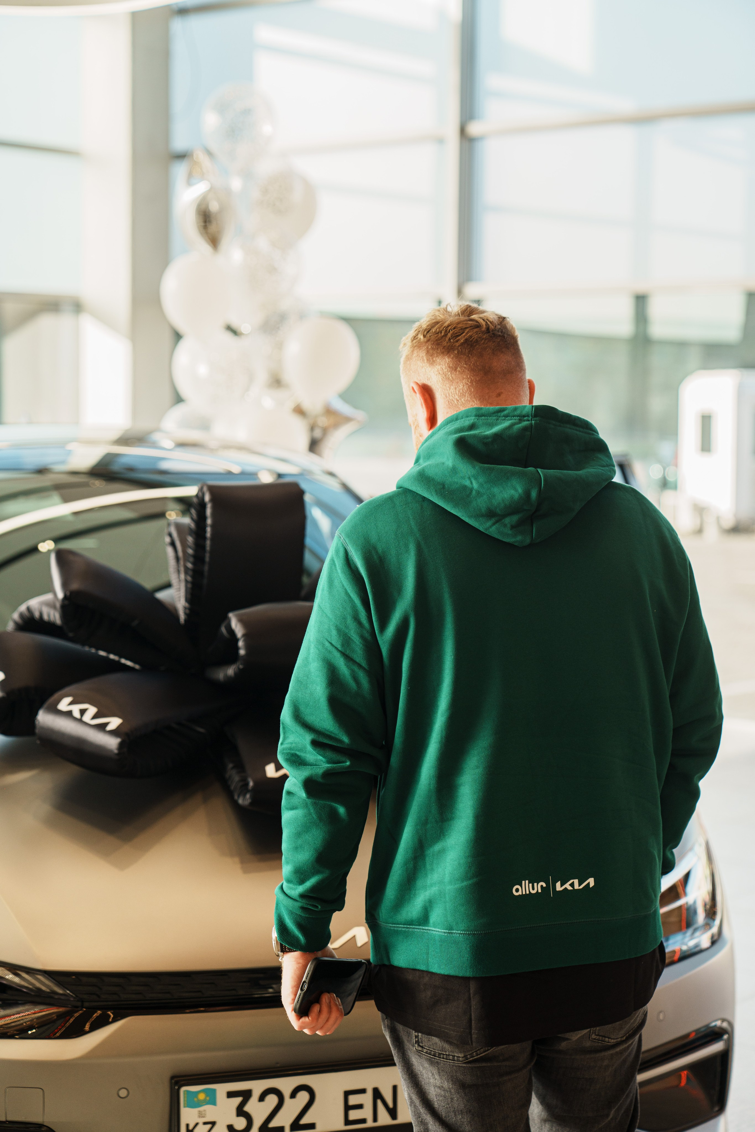 Kia EV6 Вручение Евгений Чебаткову. Фотограф TAULAN_1