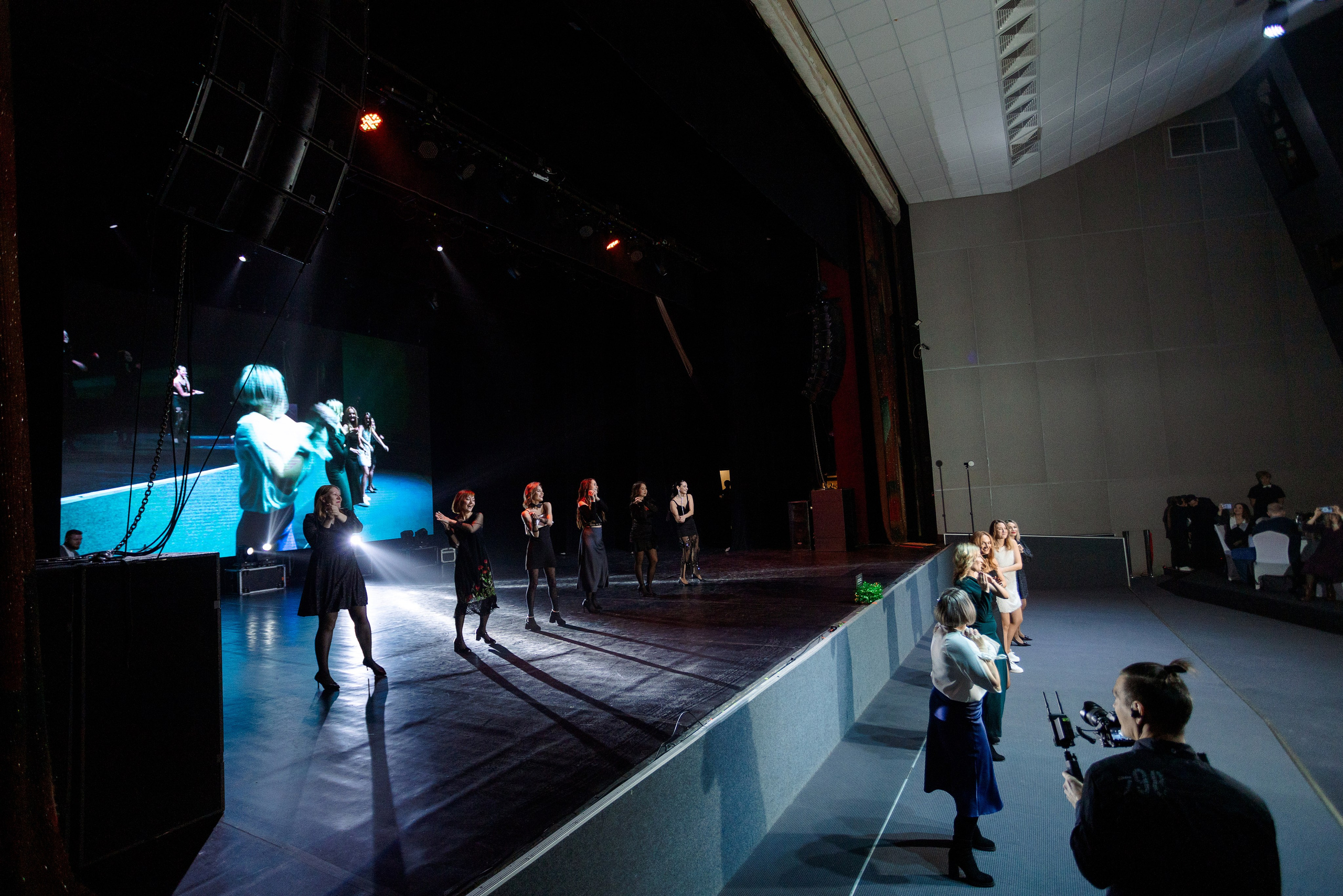 РЕПОРТАЖ: НОВЫЙ ГОД В ДК МЕТАЛЛУРГ. Профессиональный фотограф в Ижевске Леша Петров