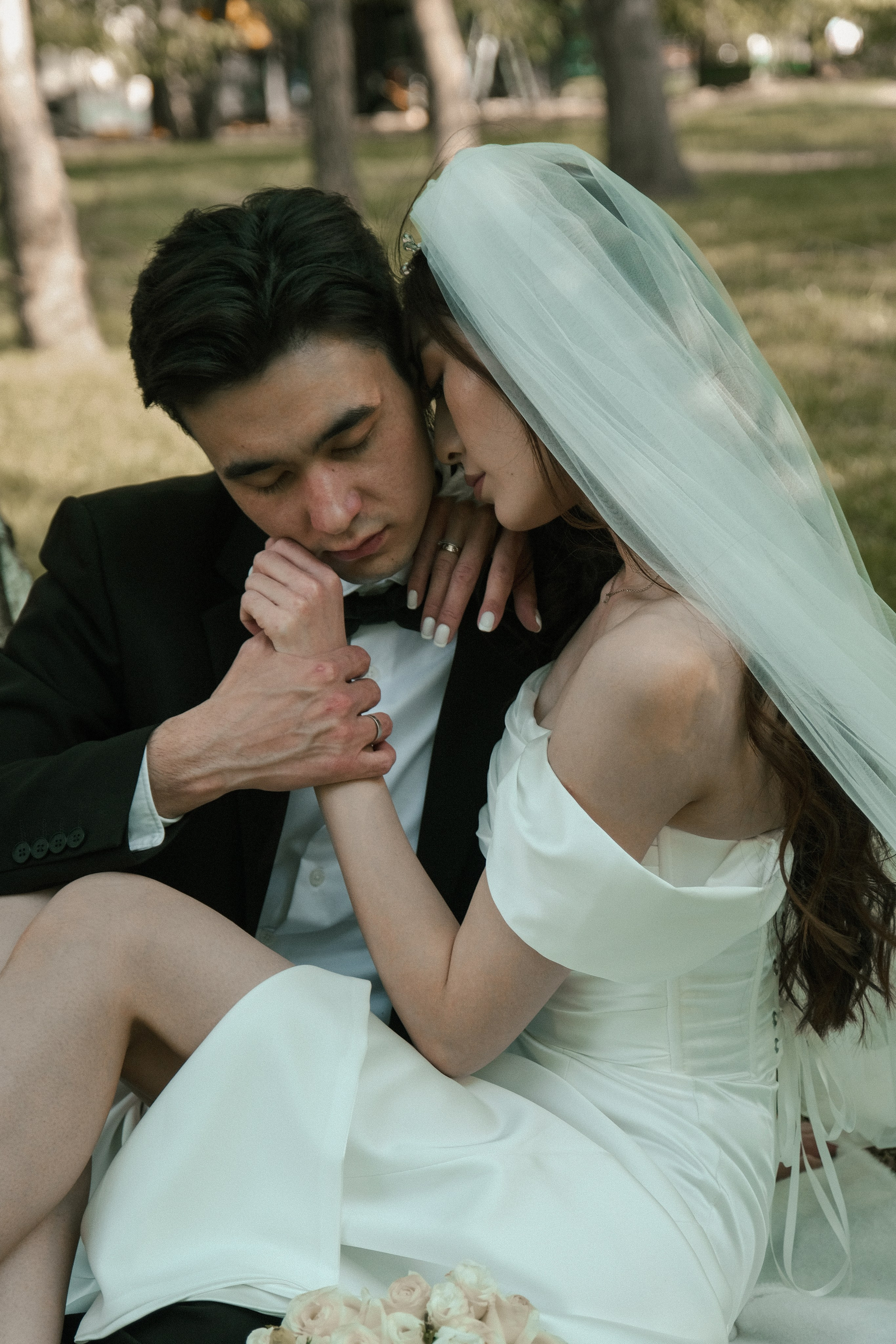 Чувственная фотография жениха и невесты