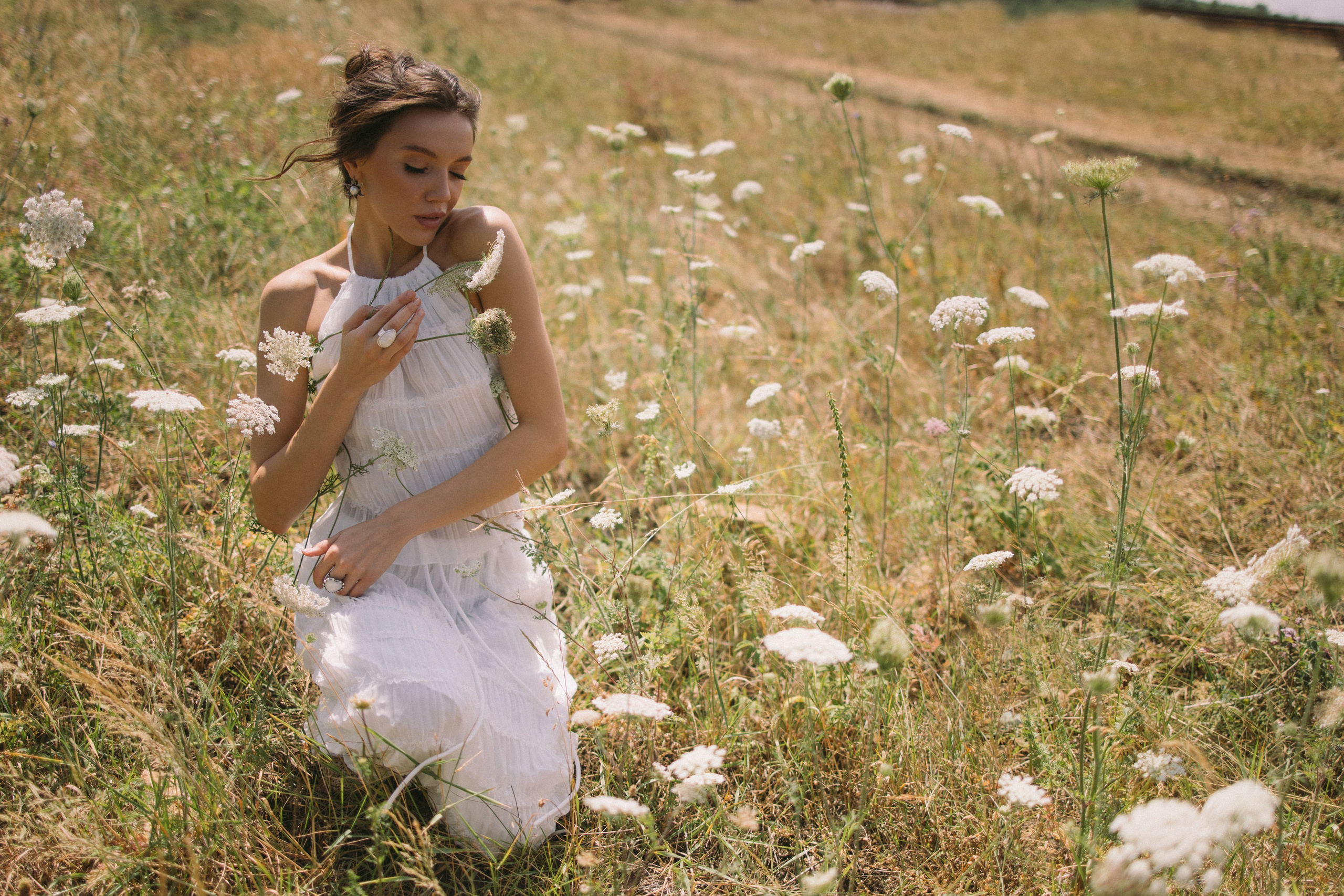 Утро невесты в глэмпинге свадебная фотосессия на Джилы-Су Приэльбрусье. Свадебный, репортажный и портретный фотограф Сочи, Краснодар. Александра Зайцева