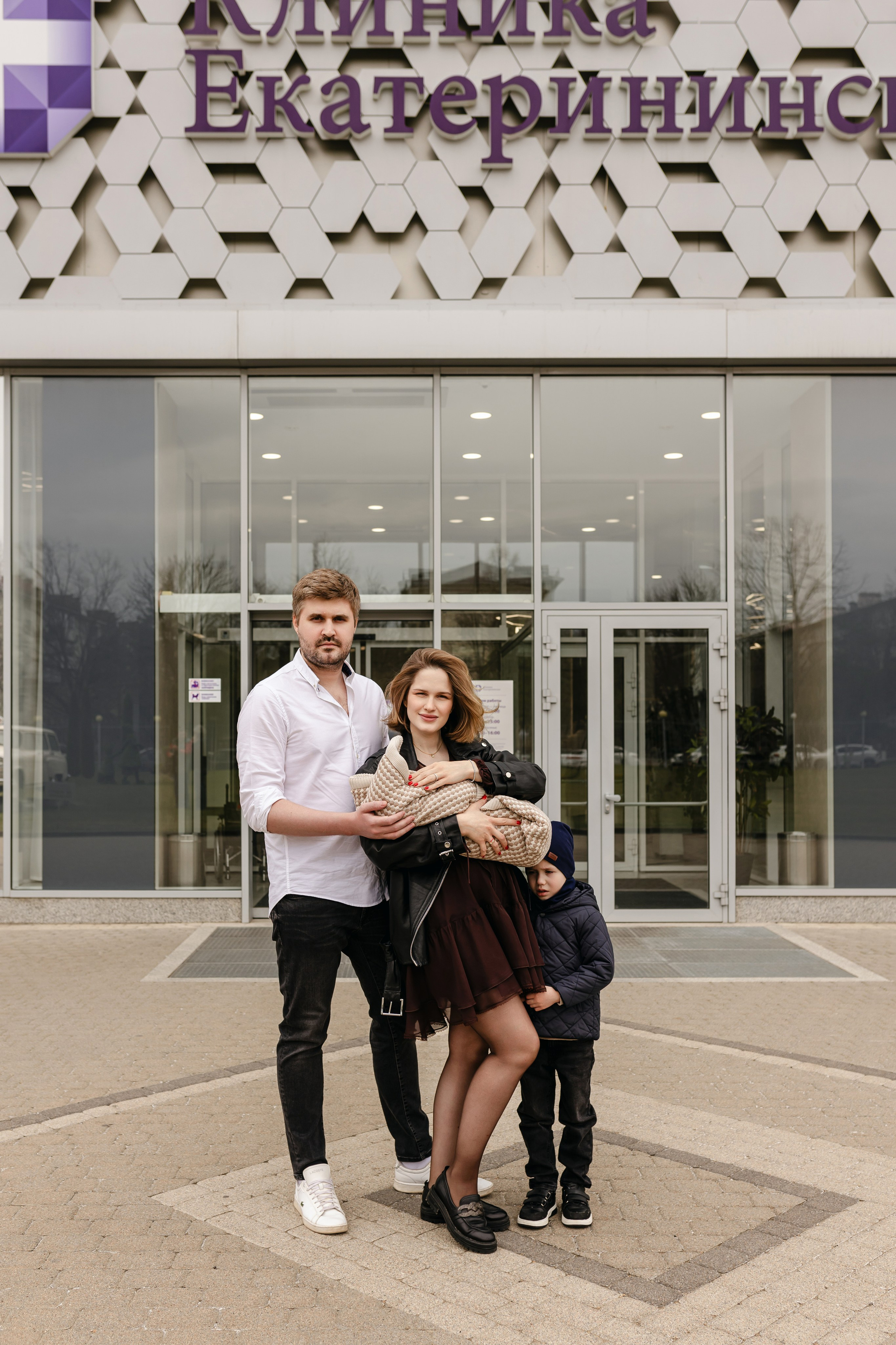 Фотограф на выписку из роддома в Краснодаре, выписка из Екатерининского роддома, фотограф Яна Морева. Семейный фотограф в Краснодаре Яна Морева