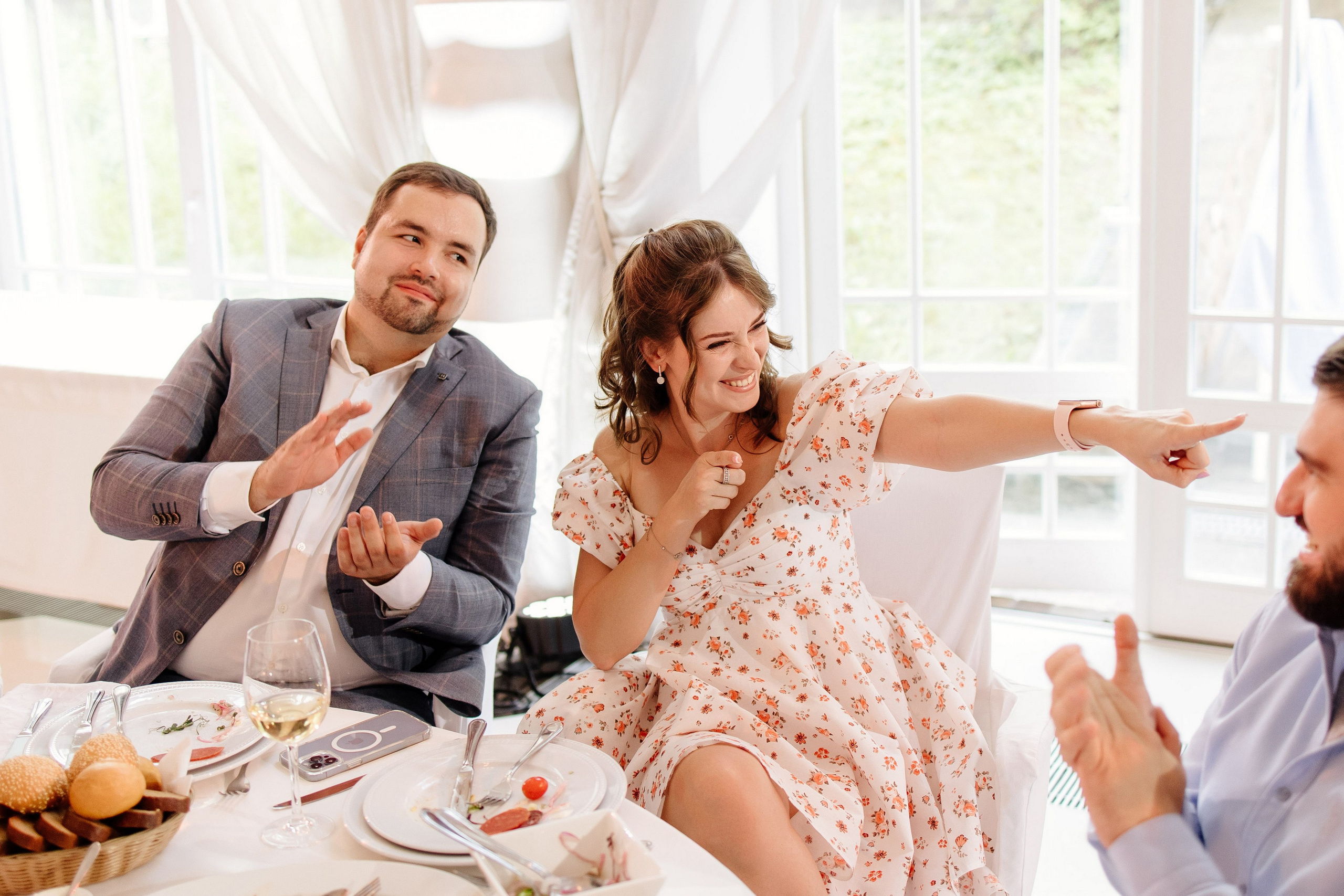 Свадебное утро в Hyatt Regency Хаятт Редженси, свадебная прогулка на Арме и банкет в О’Шалей. Свадебный и семейный фотограф Екатерина Иванова