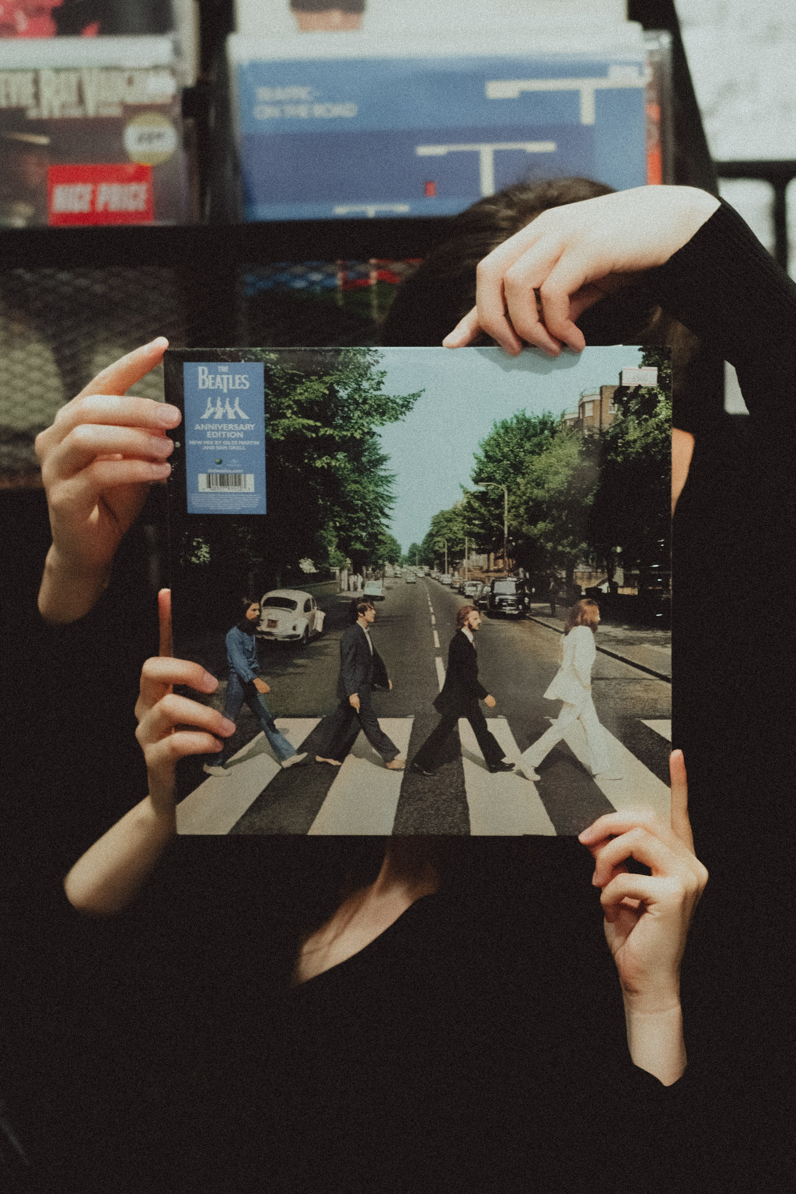 Парная ретро фотосессия в магазине с виниловыми пластинками