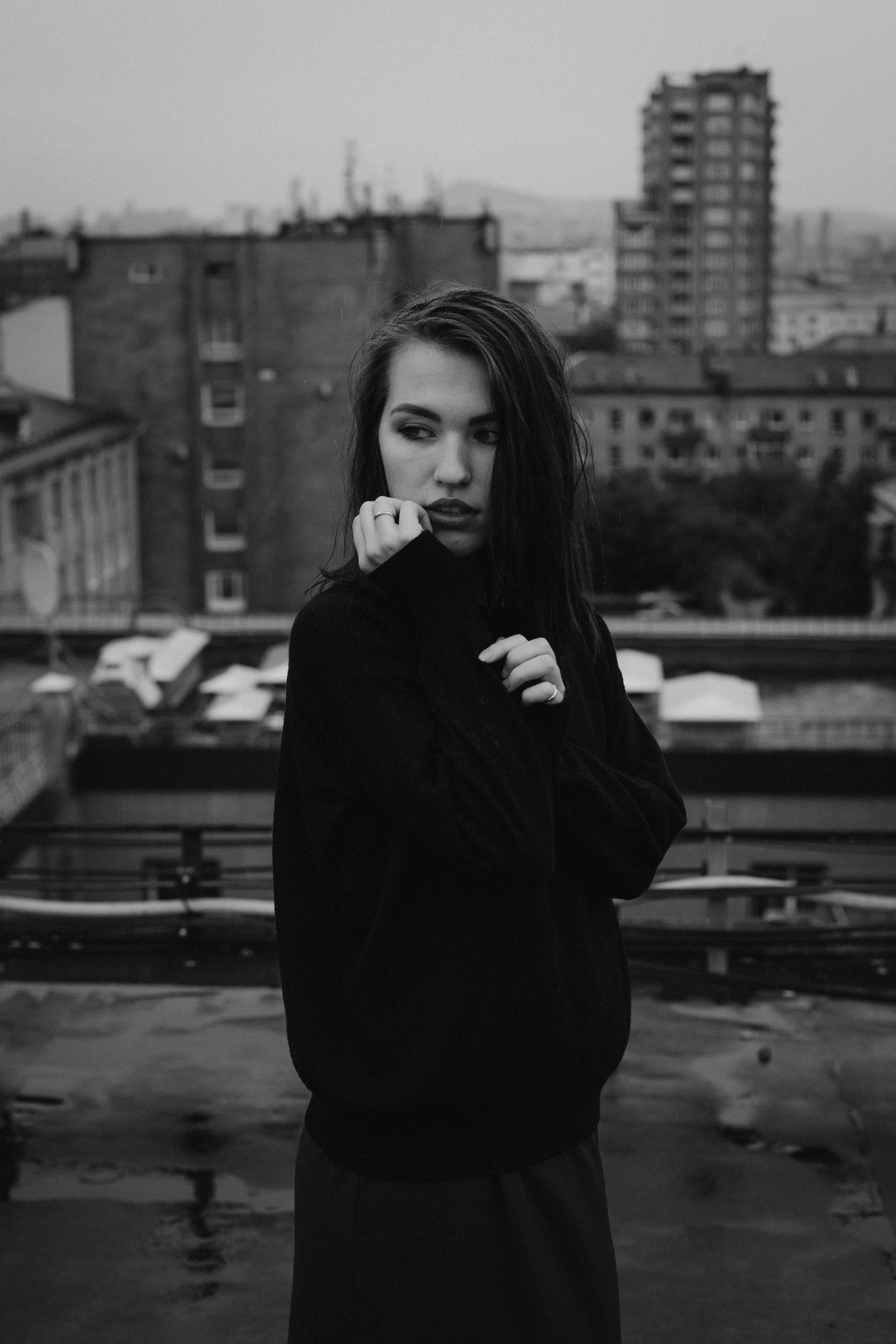 Черно-белая женская фотосессия на крыше в Красноярске