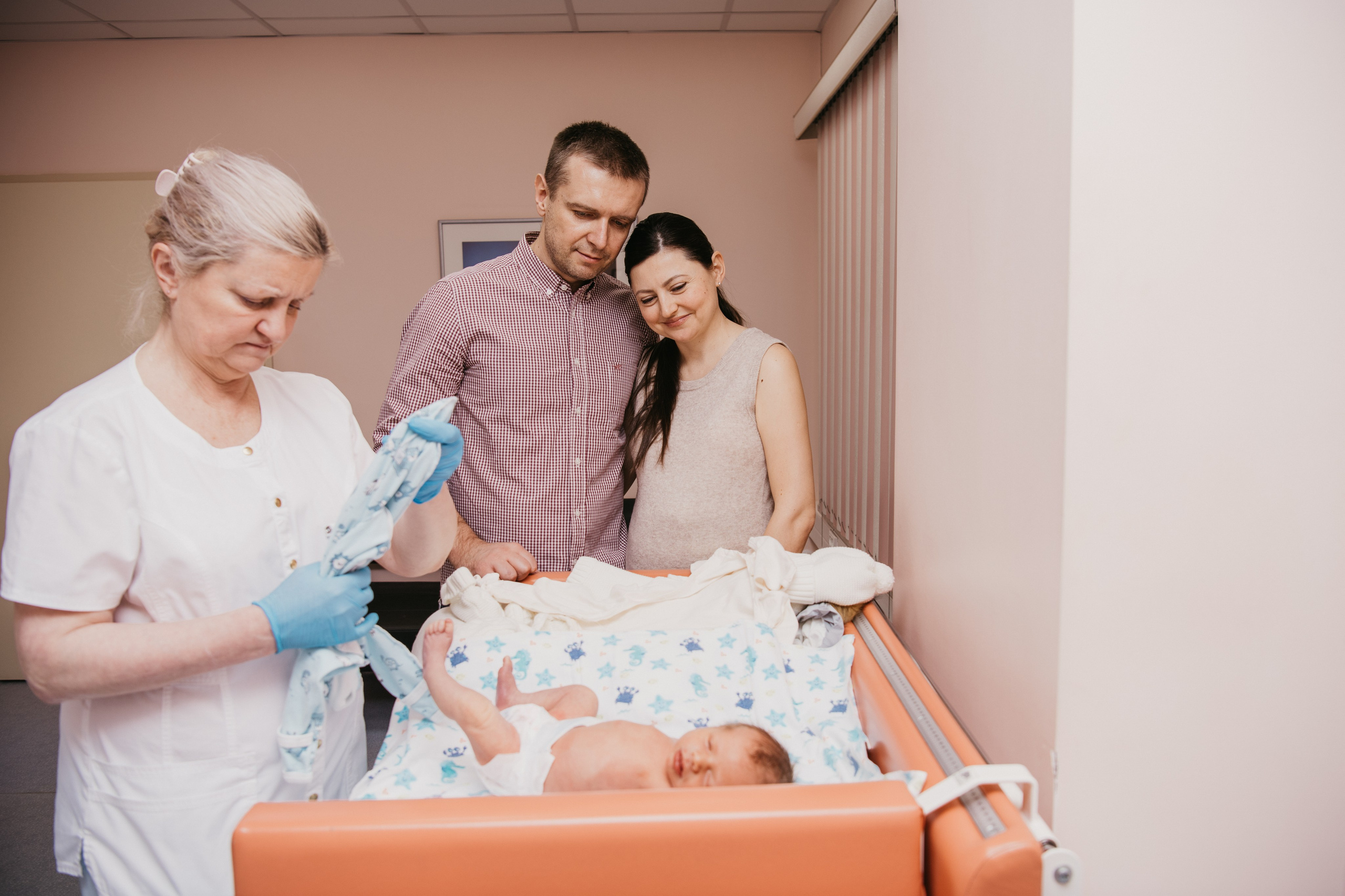 Выписка малыша. Мать и дитя на Севастопольском. Фотограф на выписку из роддома в Москве и МО
