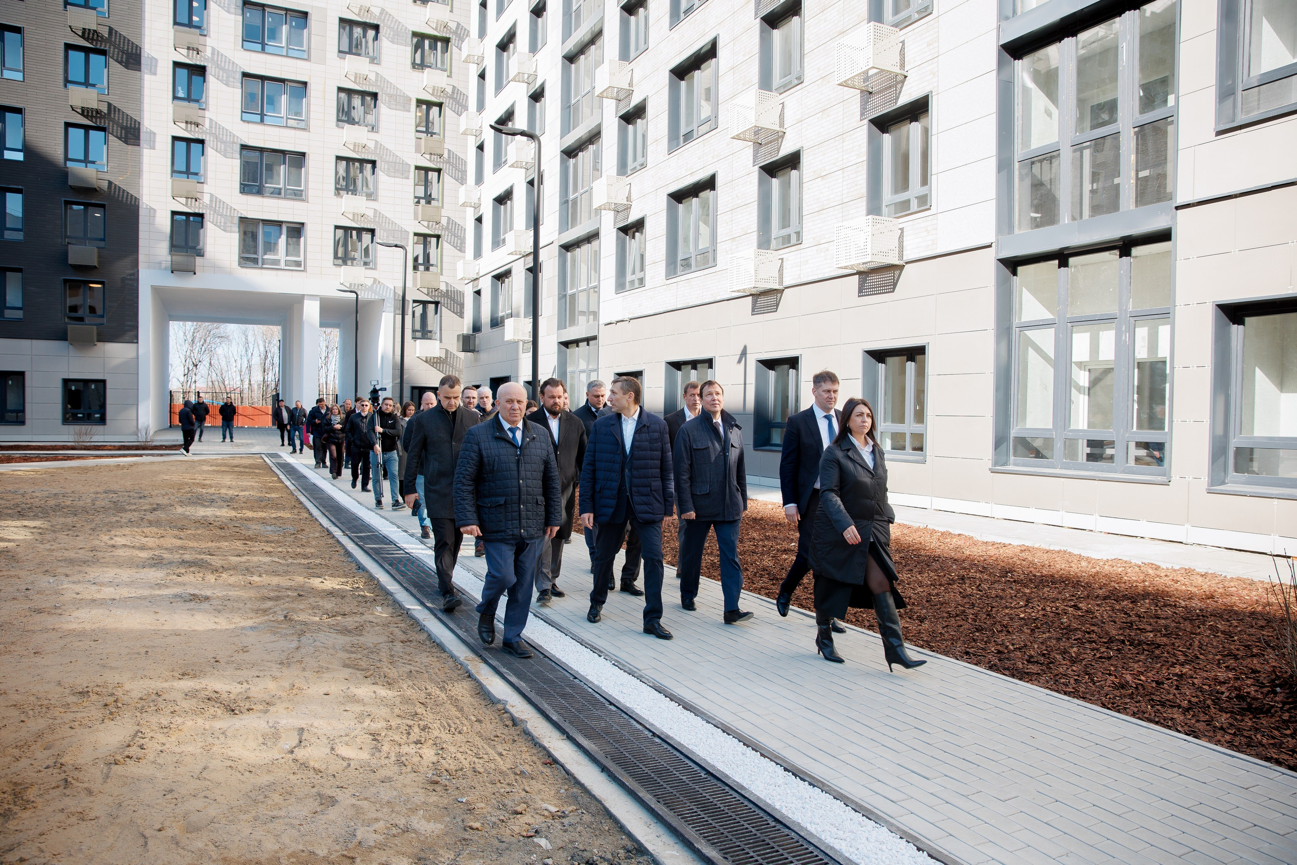 Двор нового жилого комплекса, финал репортажа, событийный фотограф