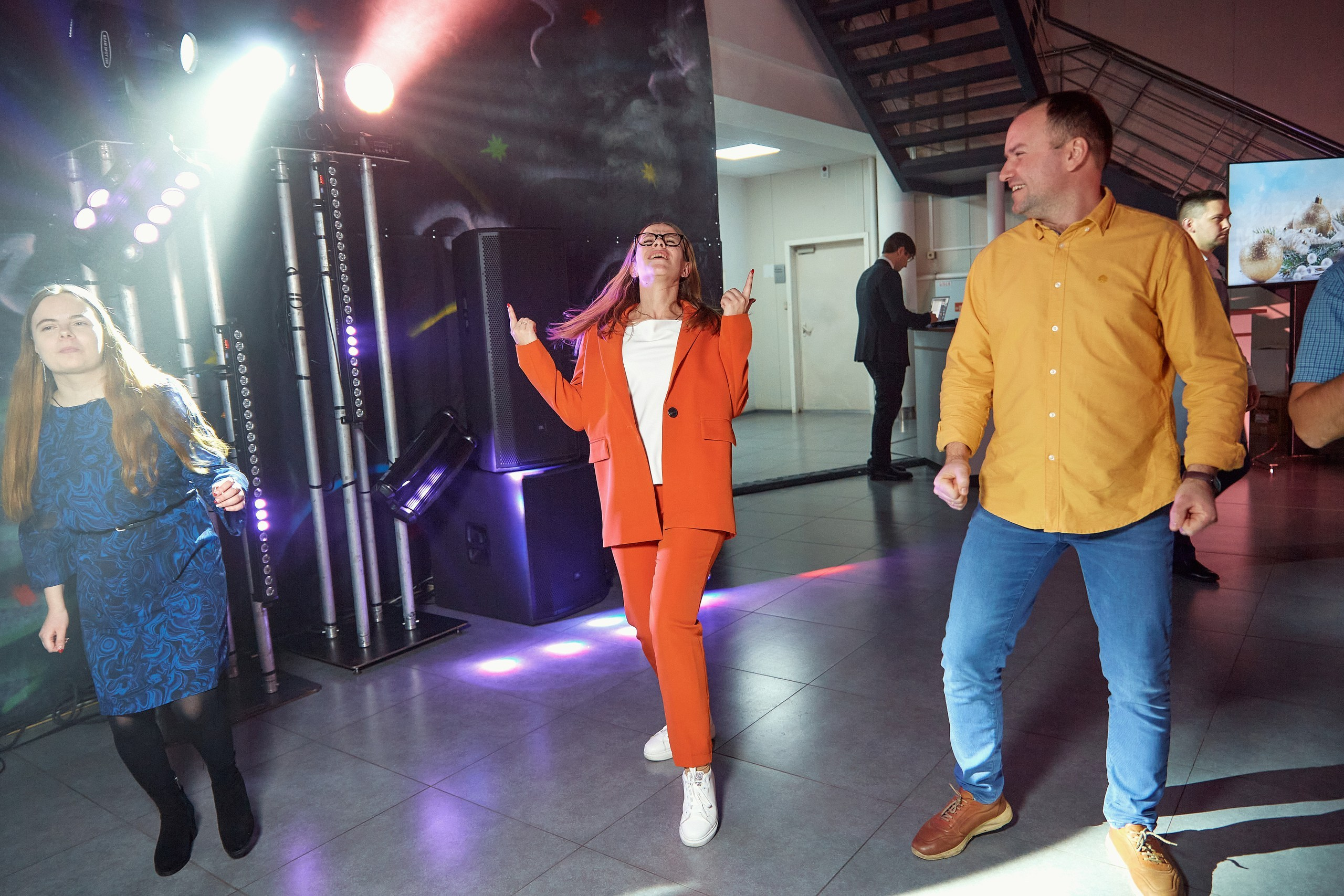 Транс-Инвест / Новогодний корпоратив на территории автосалона. Антон Артюшин, портретный фотограф. Москва