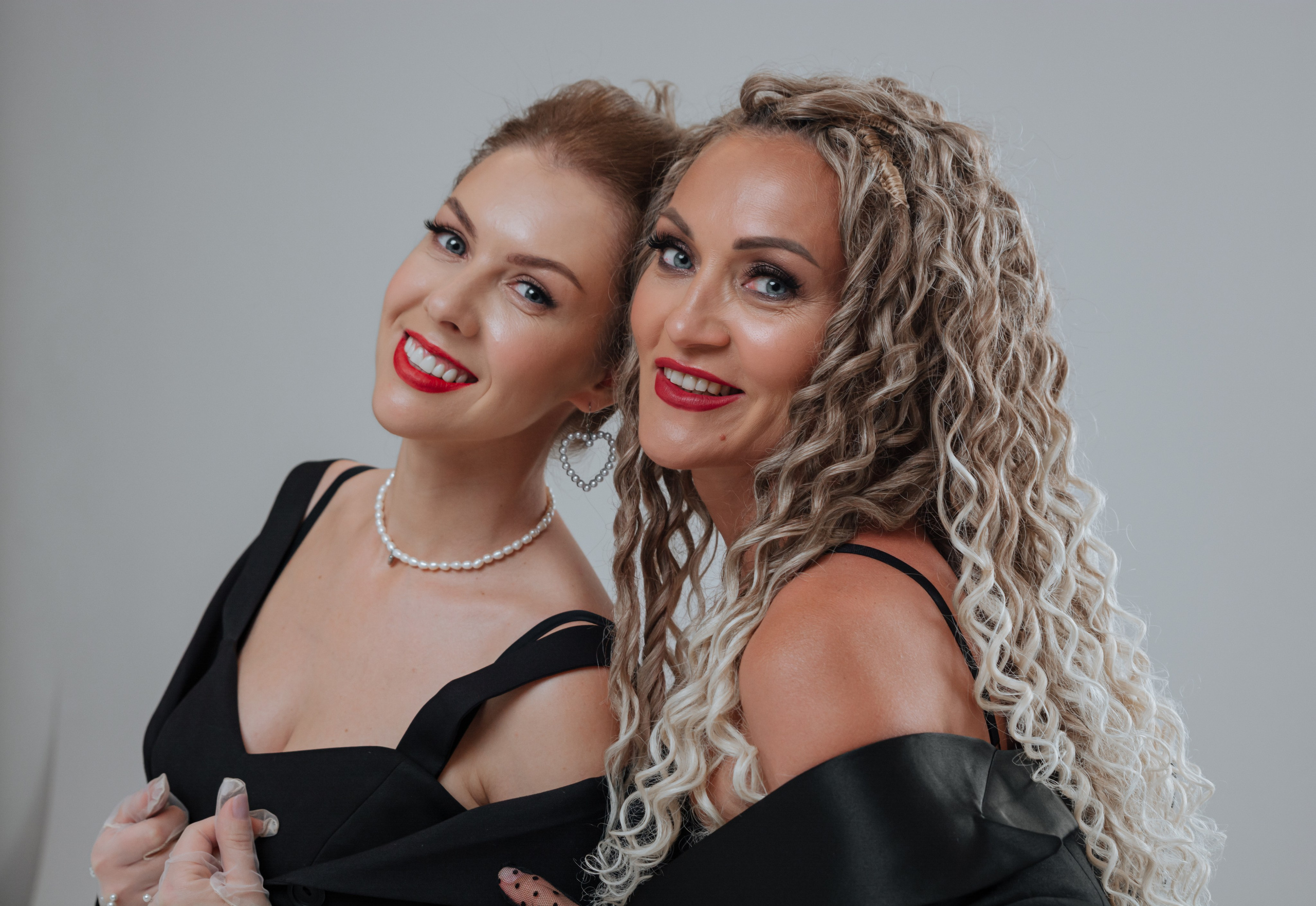 Фотосессия Superwoman Натальи и Светланы для афишы. Портретный фотограф в Санкт-Петербурге Дмитриева Наталия