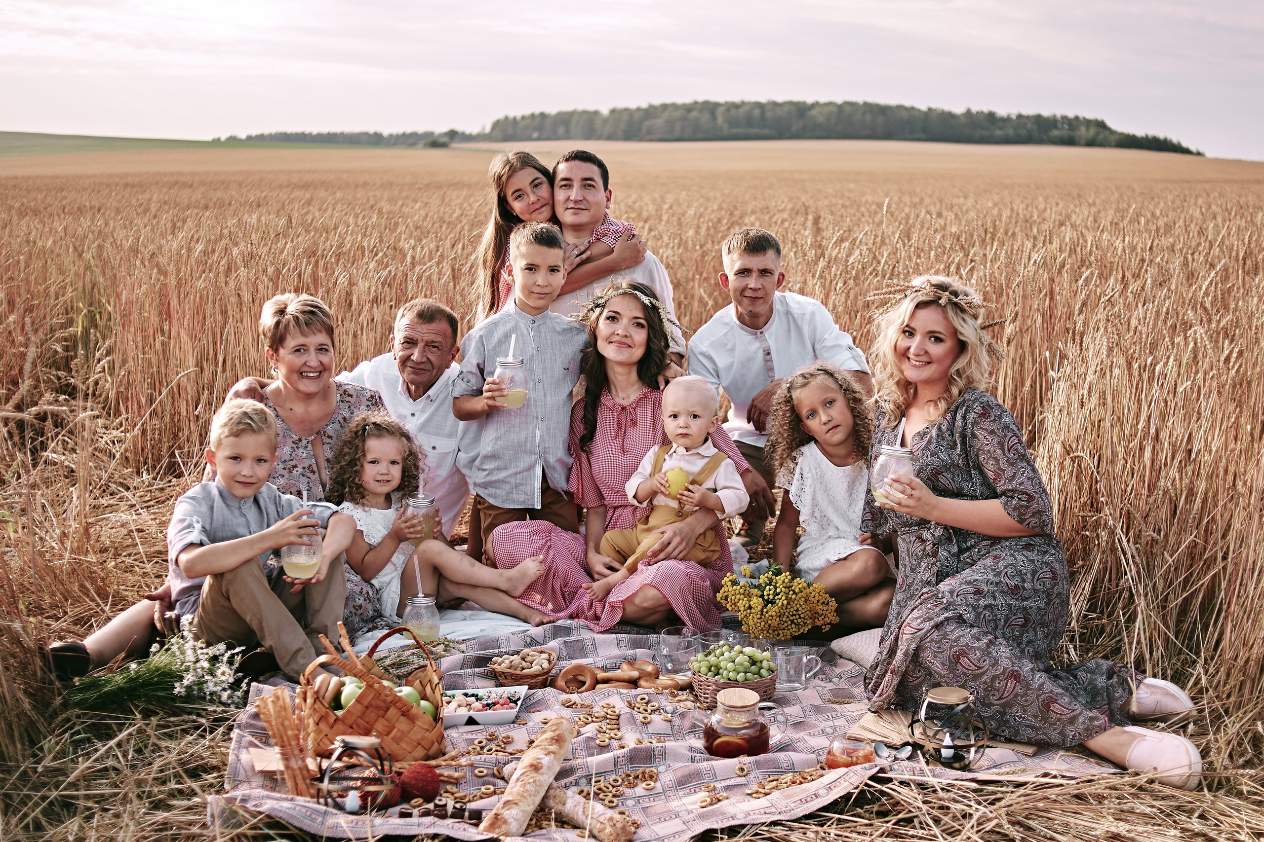 Большая семейная съемка в поле. Главная