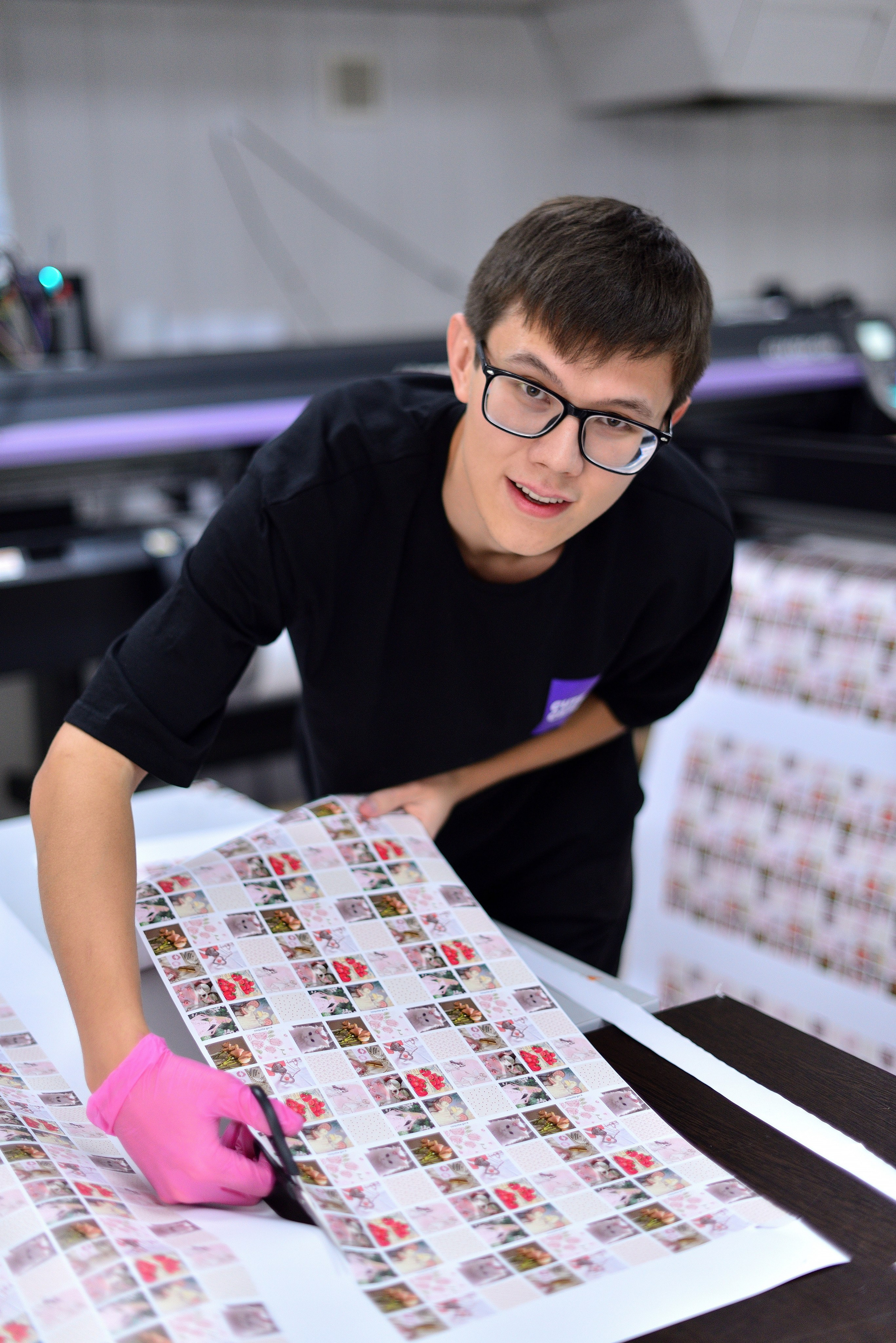 Производство 3D стикеров. Фотограф Сергей Сергеев