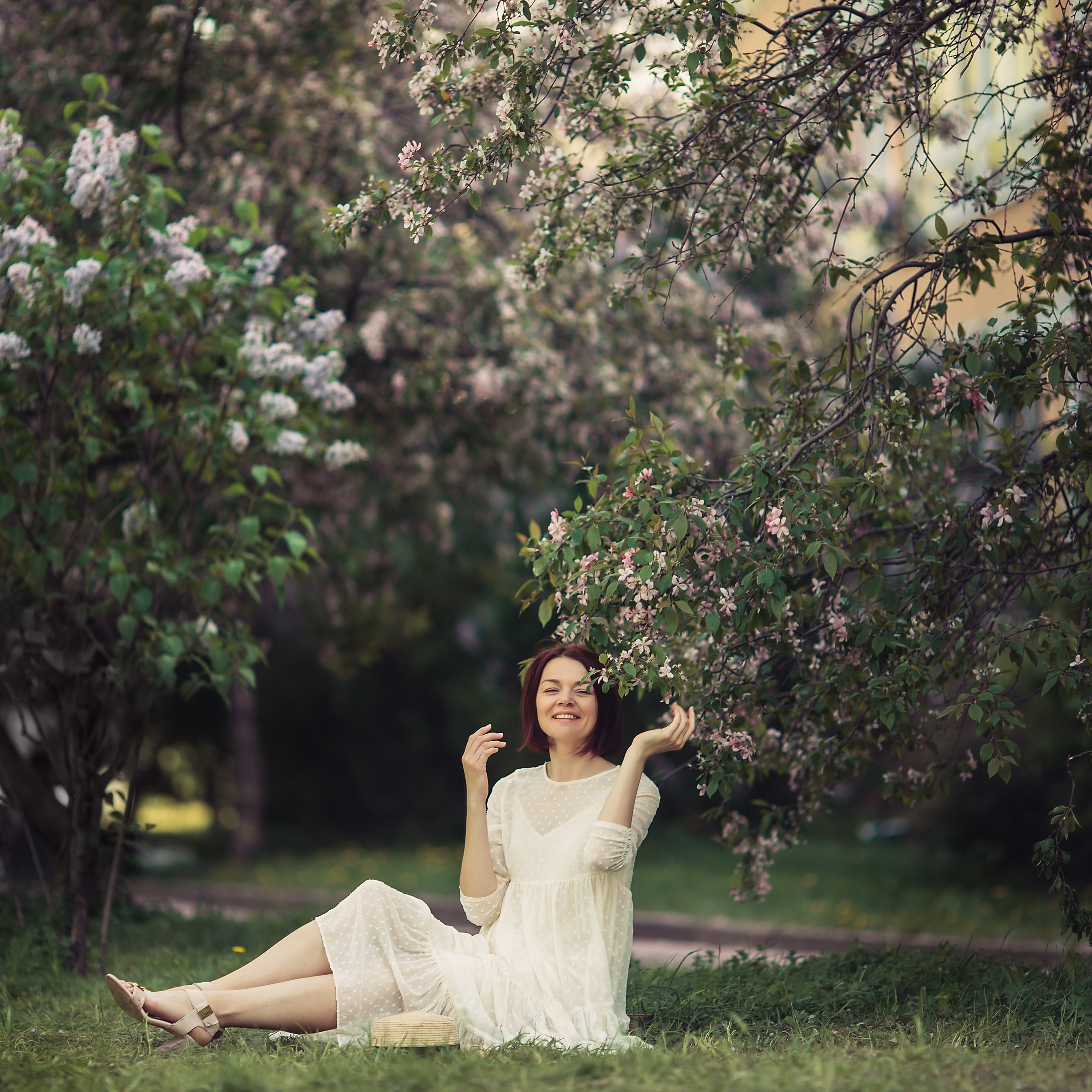 Настя в цветущем саду. Фотограф в Москве Наталья Спиридонова