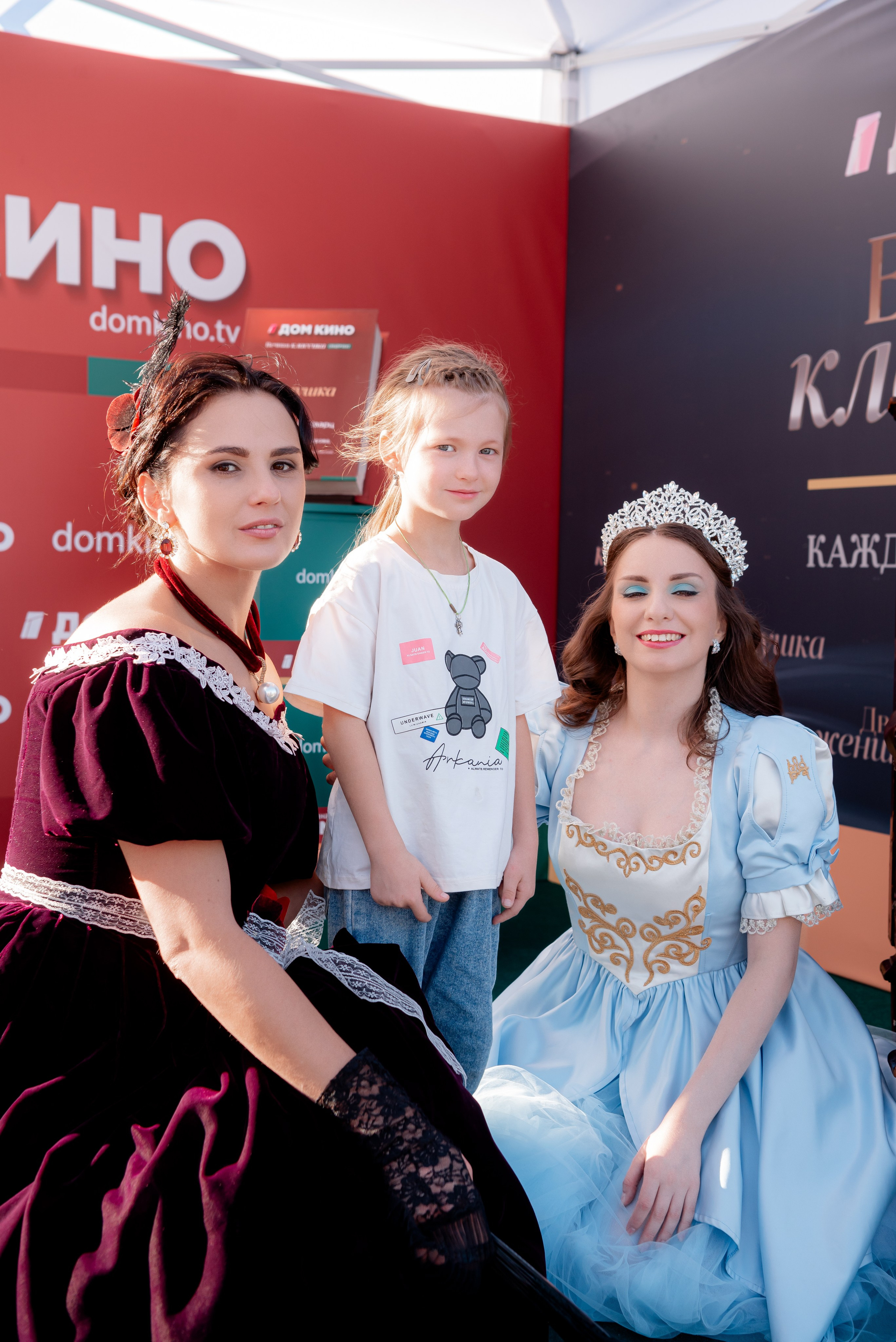 Портретные фото с артистами в палатке Триколор Дом Кинов на день города Волгоград. Фотограф в Волгограде и Волжском Александр Горбань