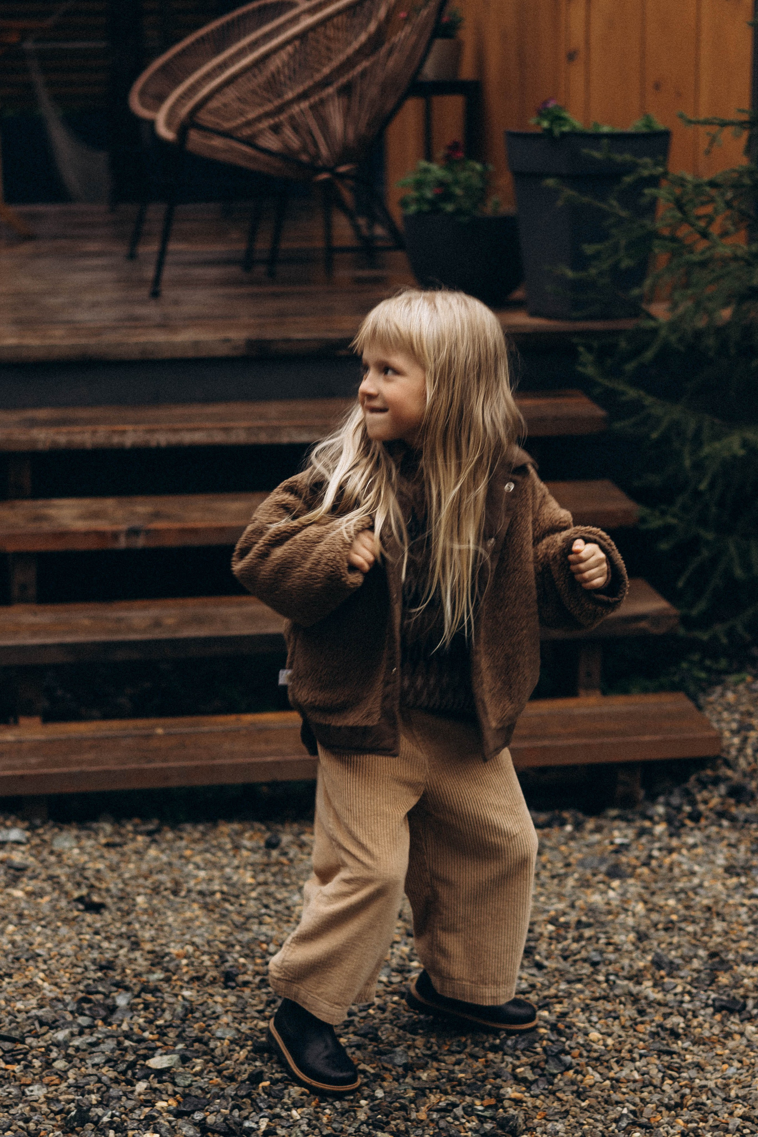 Фотосессия у дома во дворе мама и дочка. Фотограф Екатеринбург Кокшарова Александра