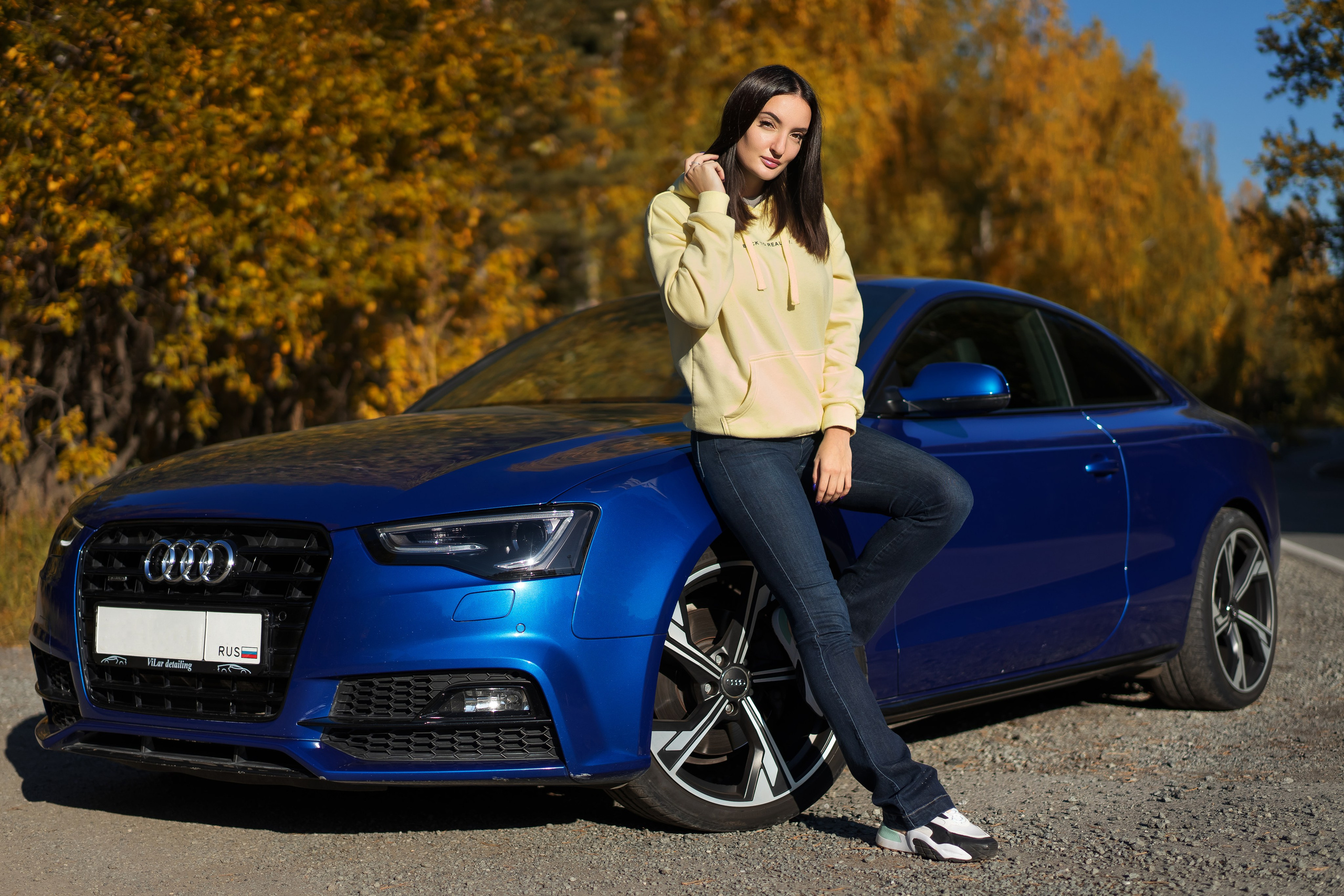 Портретная фотосессия с машиной. Фотограф Екатеринбург Кокшарова Александра