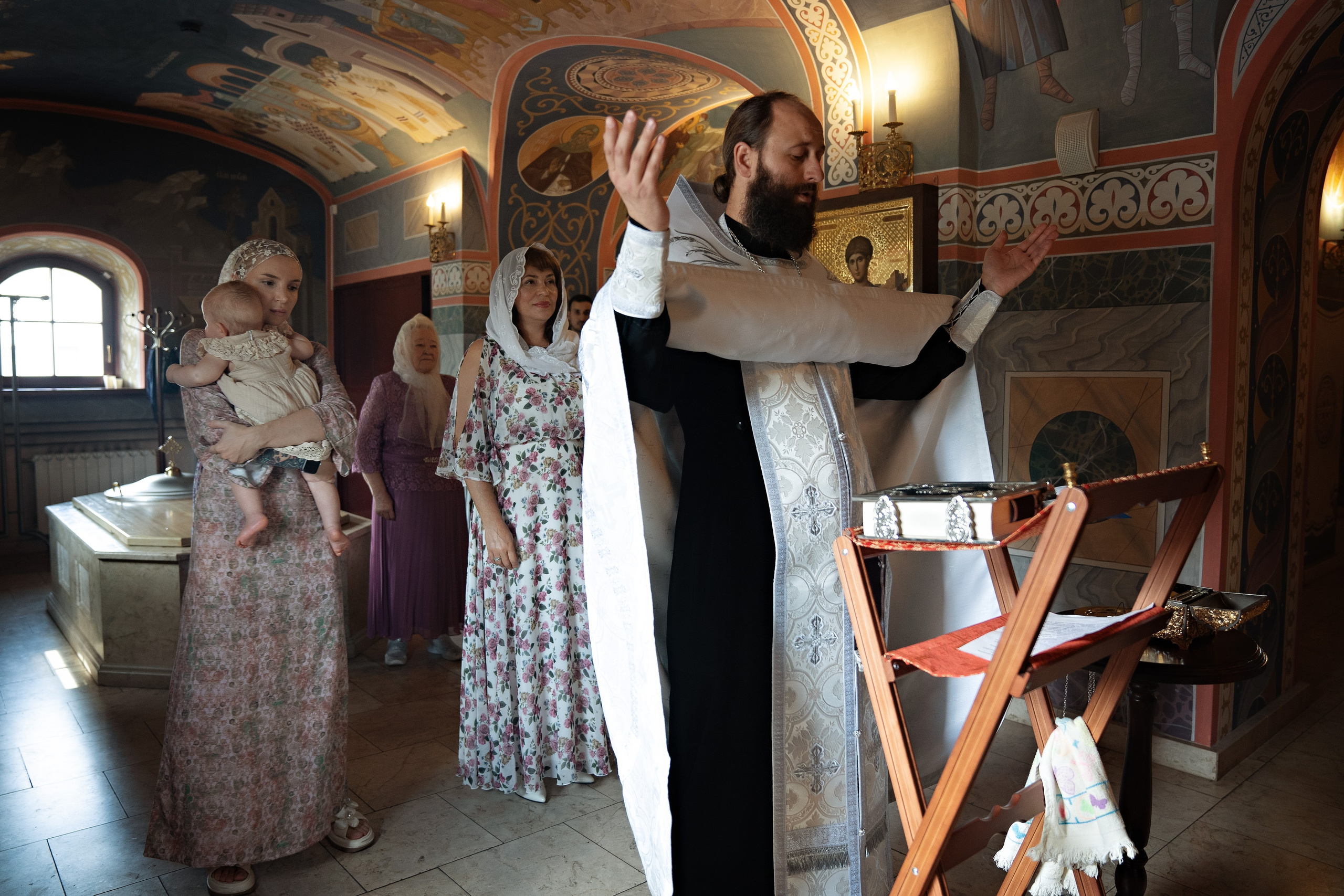 Таинство Крещения в храме Воскресения Христова дер. Поповка г. Москва. Семейный и детский фотограф в Москве Екатерина Офицерова