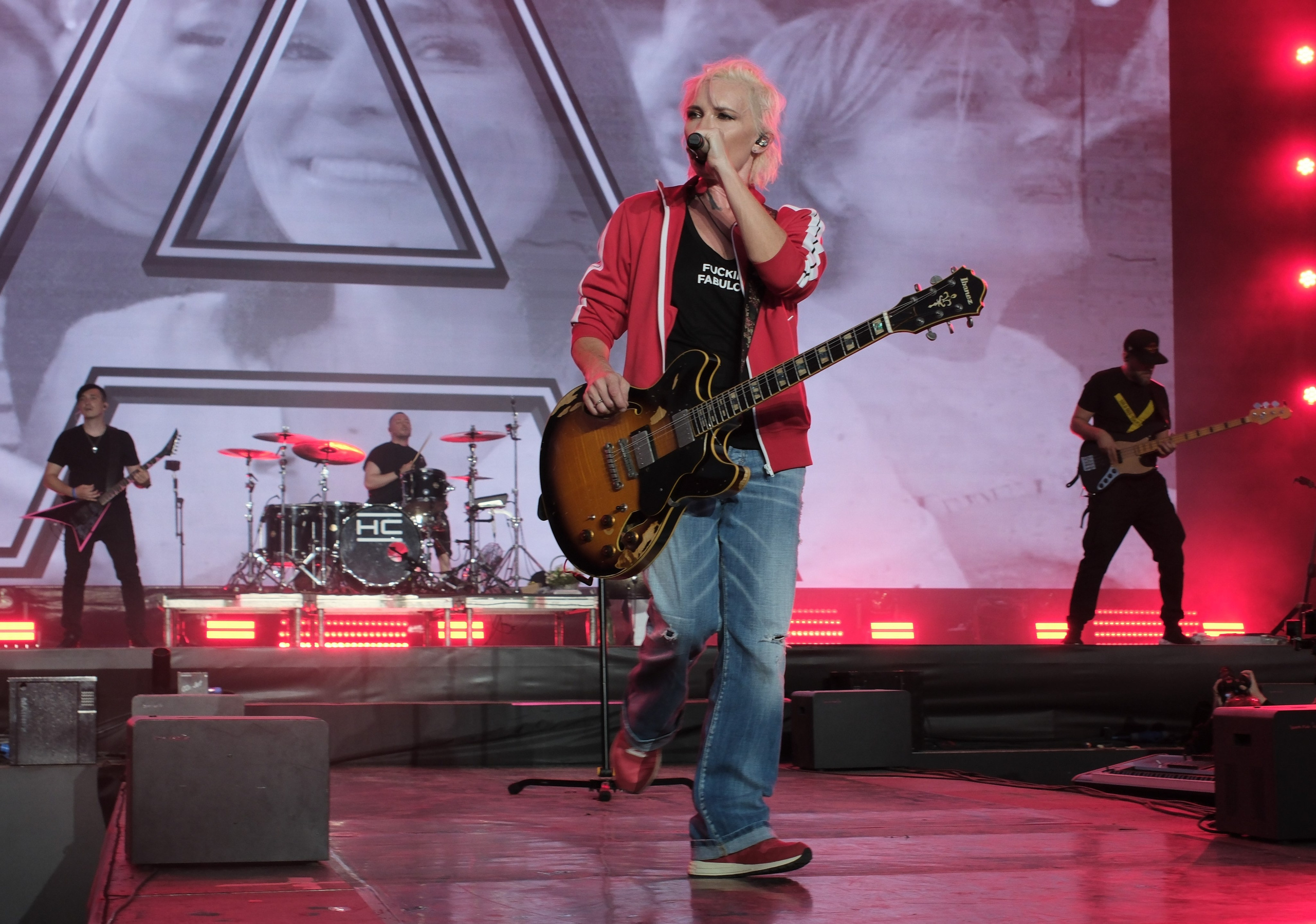 Диана Арбенина (группа «Ночные снайперы») — Москва, МТС Live Лето 2024. RedGeek - блогер и стручњак за образовање и ИТ Кирил Ситнов