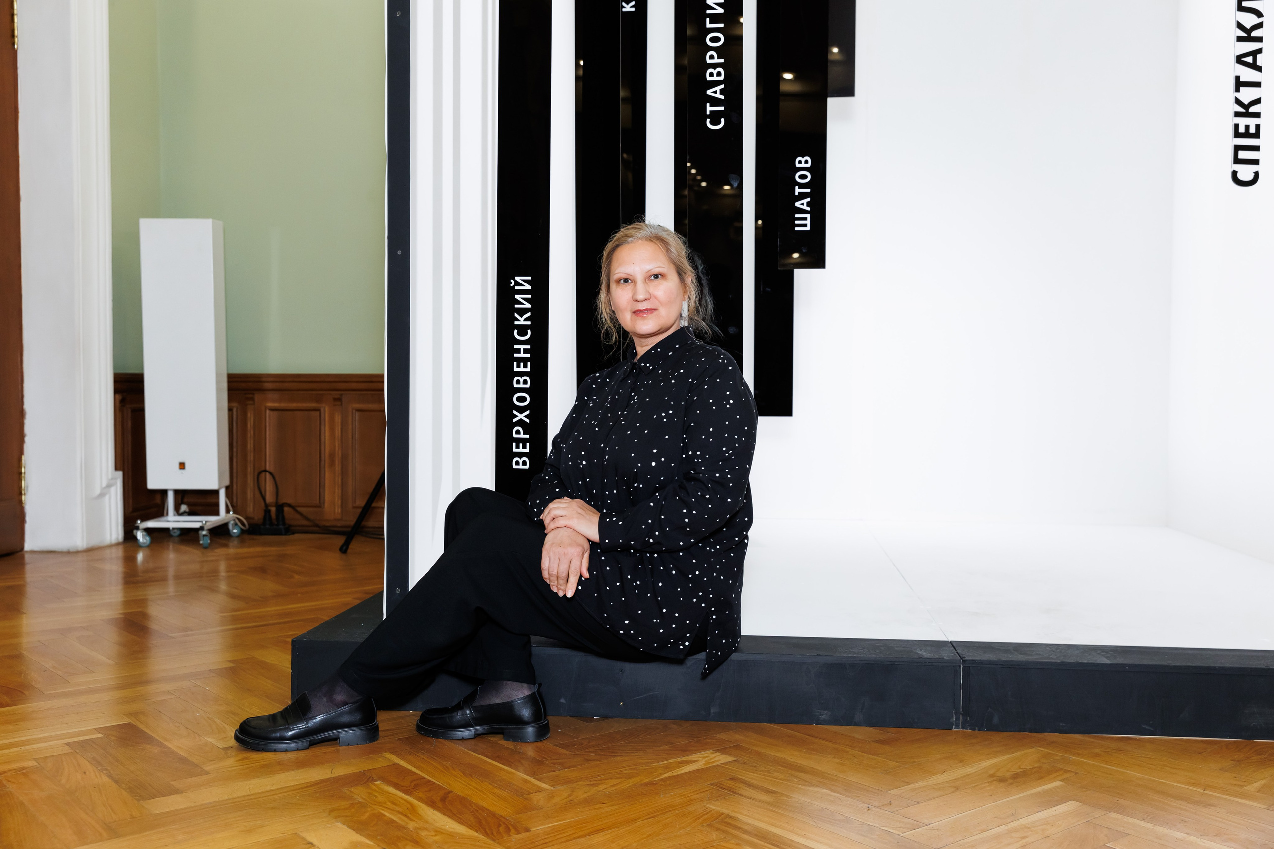 Красный факел — фотозона перед премьерой спектакля. Фотограф Новосибирск — Наталья Гресь