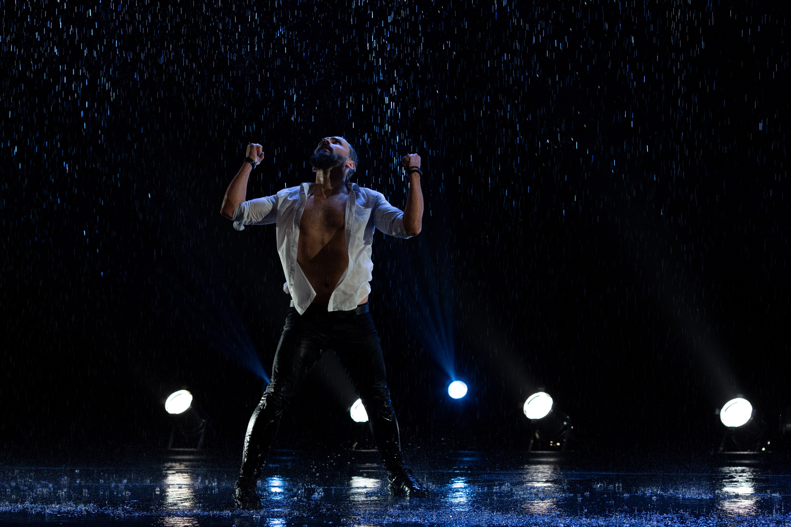 Искушение. Танец под дождём. Фотограф Антонина Свешникова. ВЫПУСКНЫЕ ФОТОКНИГИ для детских садов и школ. Москва, Владимир