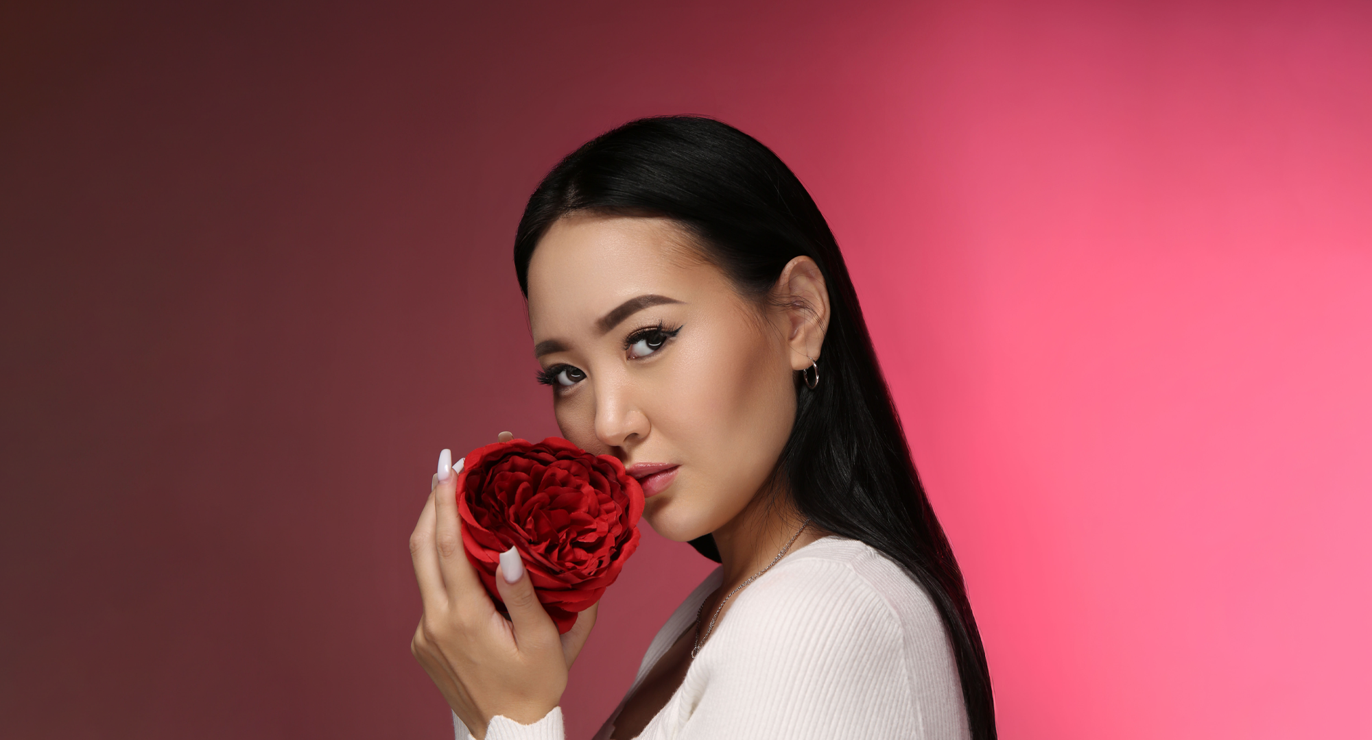 Съемка с цветами и красной заливкой. Свет: Стрипбокс сверху под углом 30°. Снизу параболический отражатель. Заливка заднего фона - желатиновый фильтр-плёнка на рефлекторе.