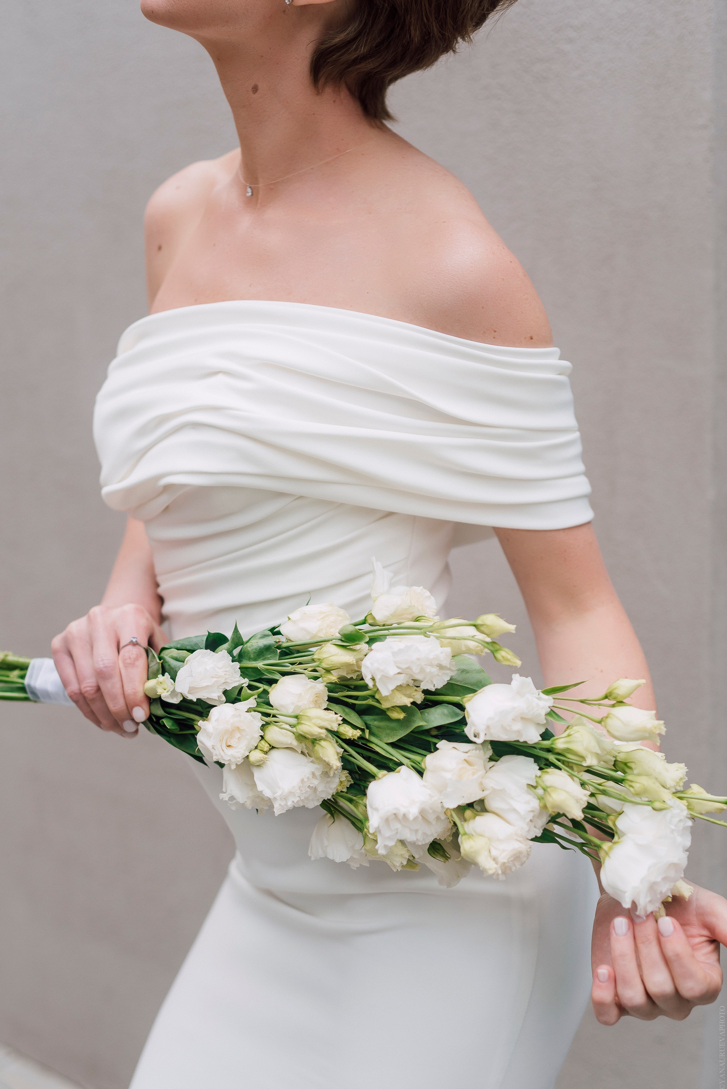Стильный букет невесты с белыми цветами