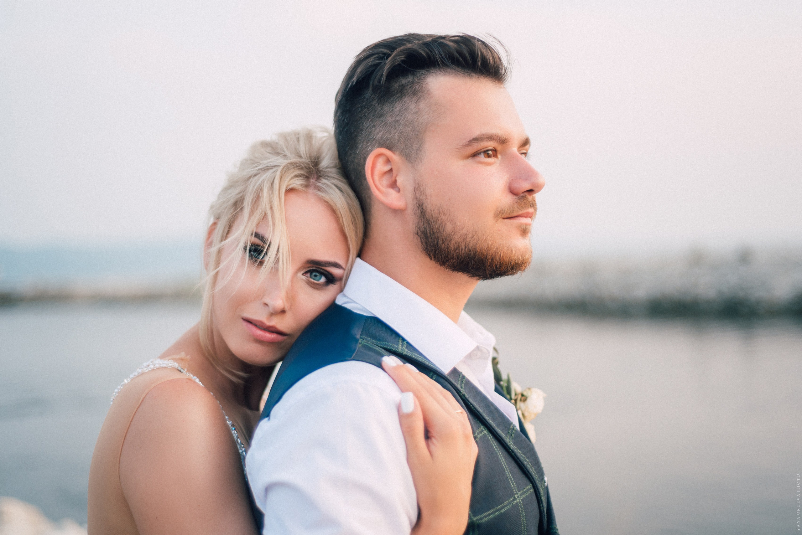 Невеста обнимает за плечи жениха