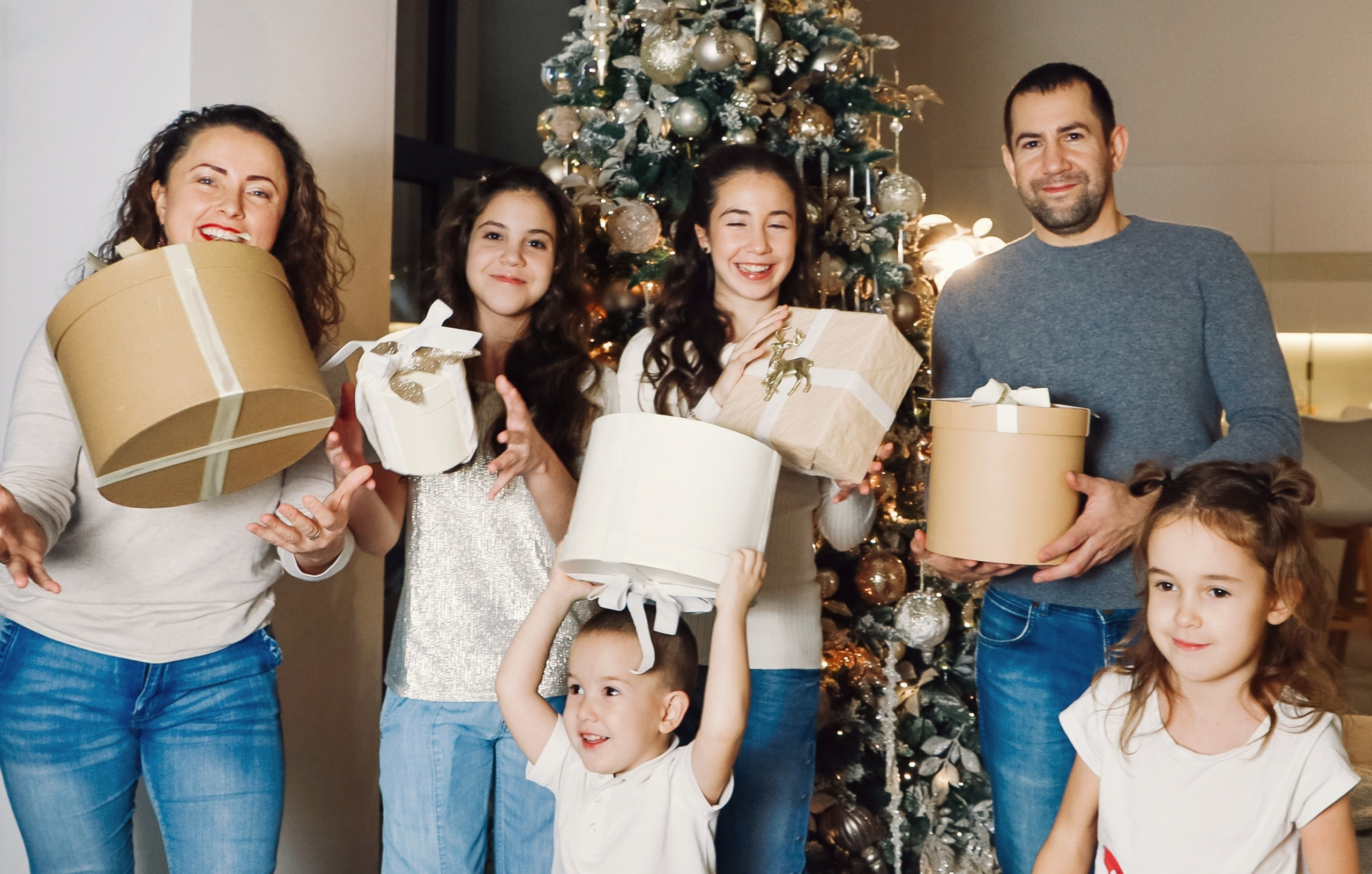 Дружная семья с четырьмя детьми. Визуал для эспертов и блогеров