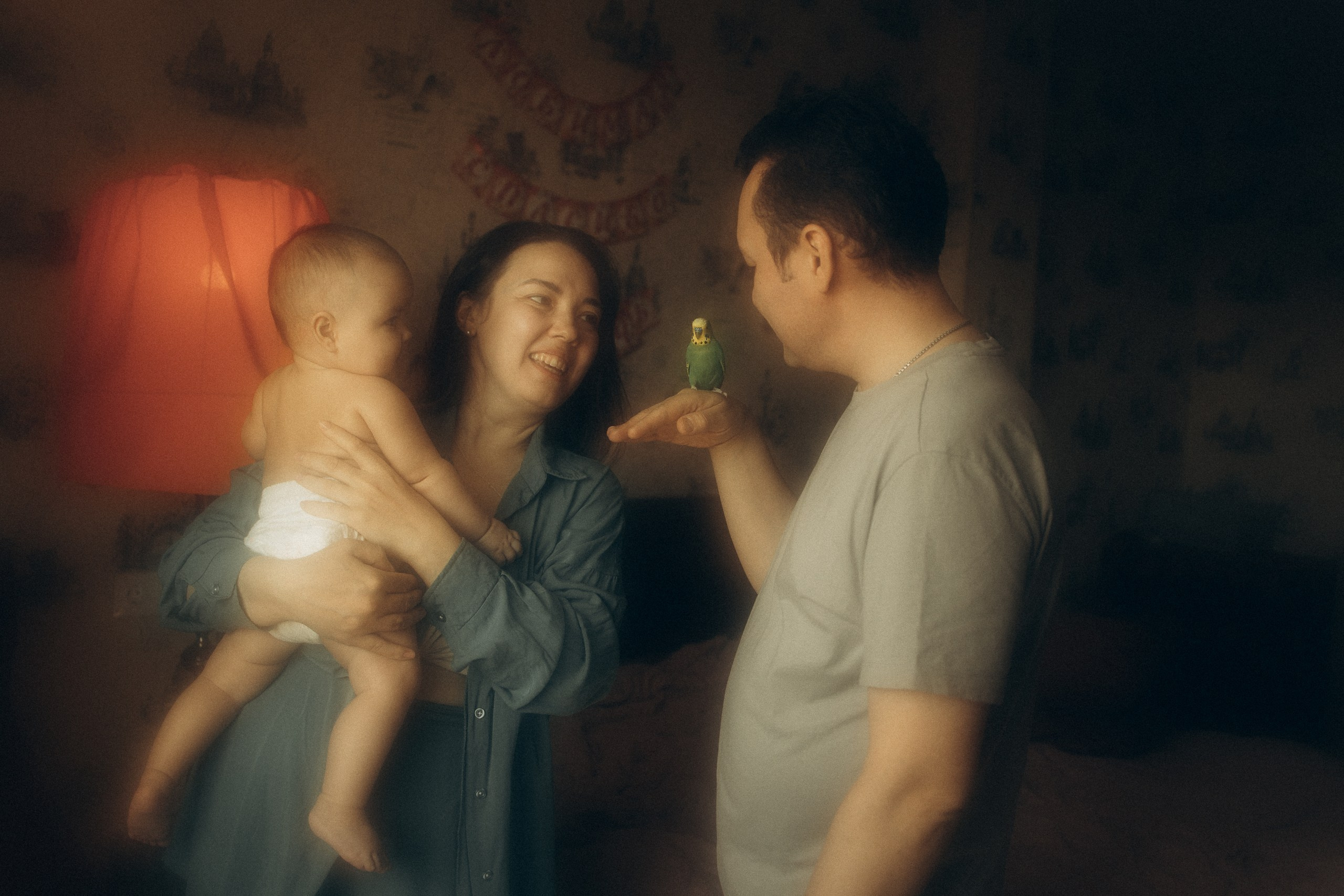 У Поли есть попугай Кеша, а ещё любящие мама с папой. Семейный фотограф Новосибирск Фотограф на выписку Новосибирск