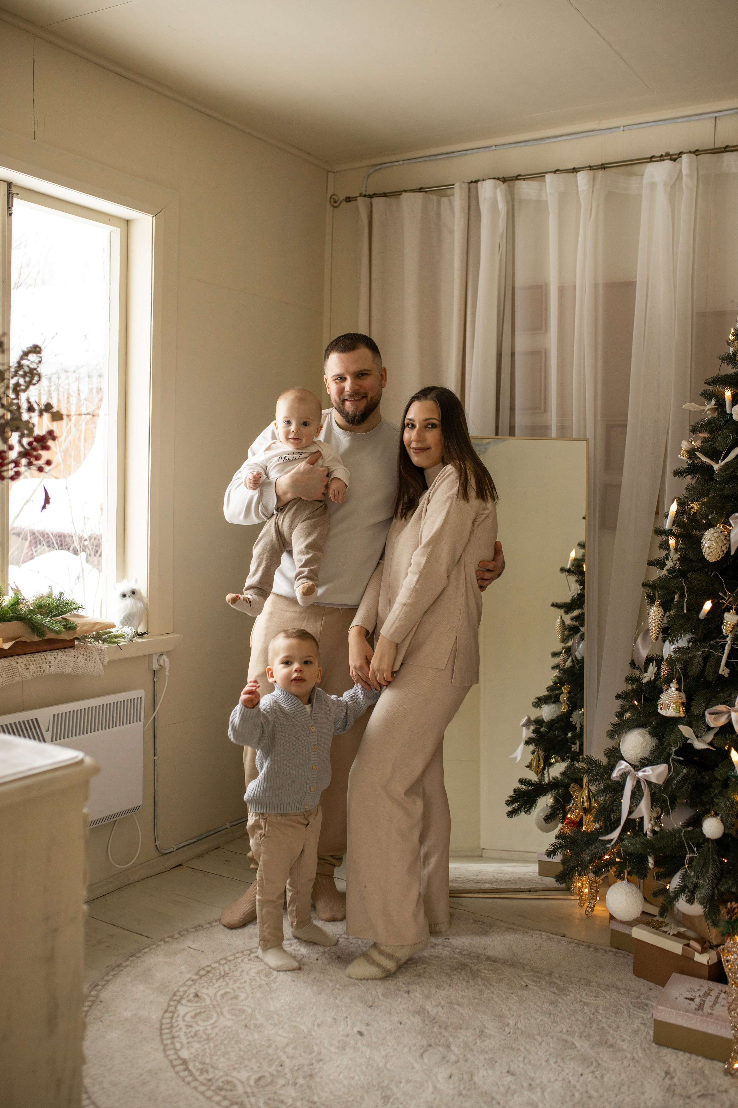 новгодняя фотосессия в Железнодорожном, уютная семейная обстановка, новый год загородом, домик на новый год