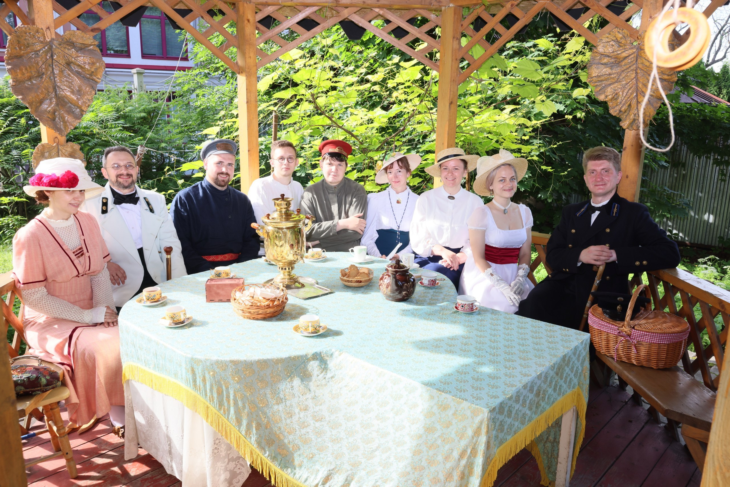 Усадьба Вересаева. Гости в саду. Фотограф в Туле Крупский АнДРей. Фотостудия «КАДР71» в Туле