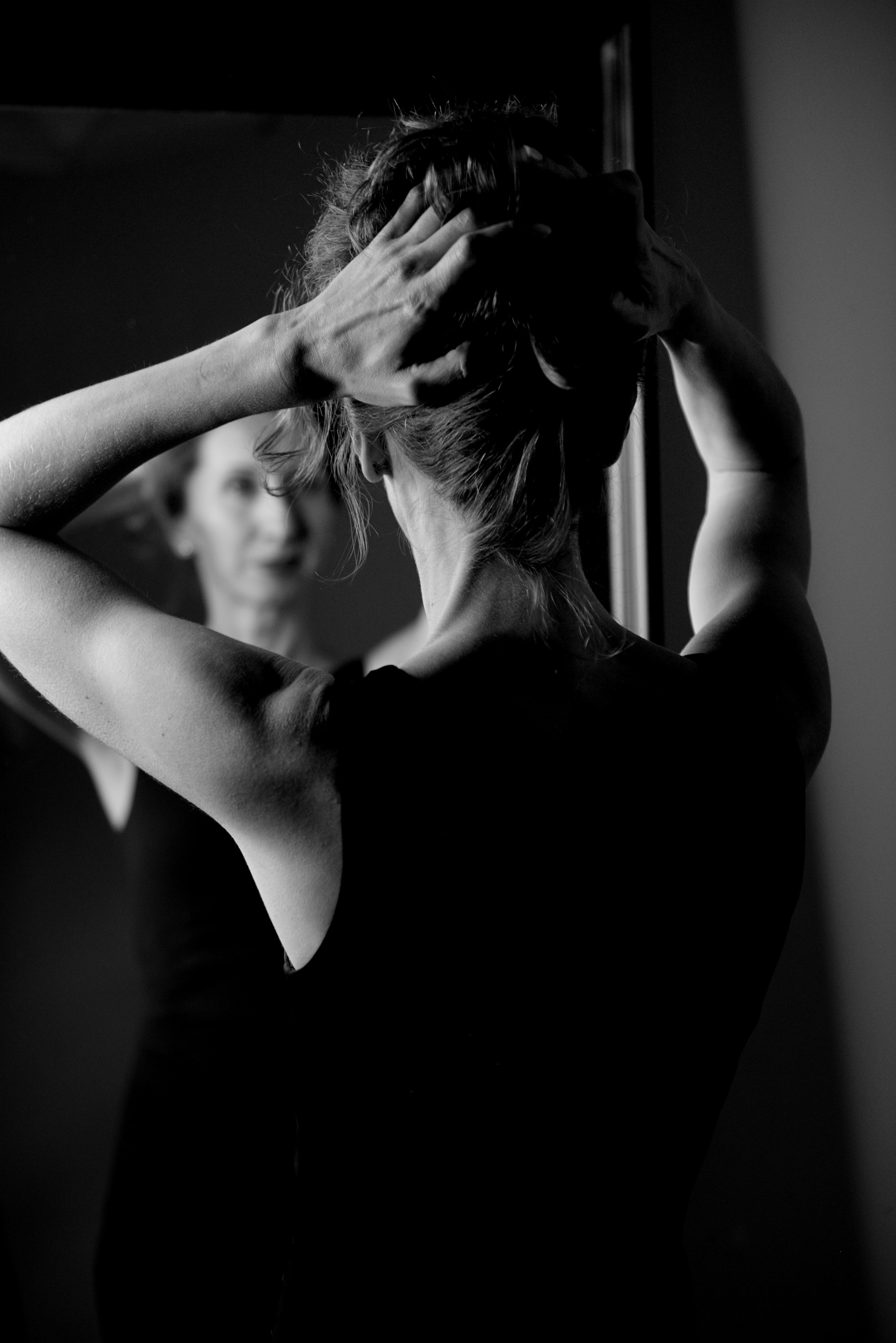 Фотосессия в черно-белом стиле с исполтзованием зеркала.