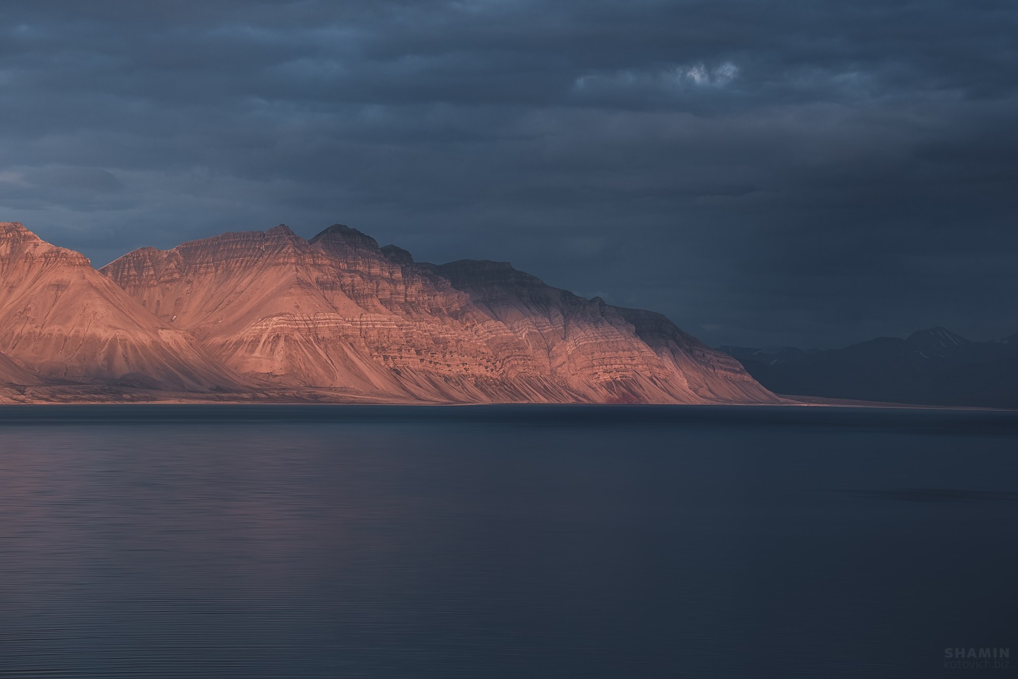 Пейзажи Шпицбергена и Арктики — горы, лед, море и северное небо в фотографиях Константина Шамина