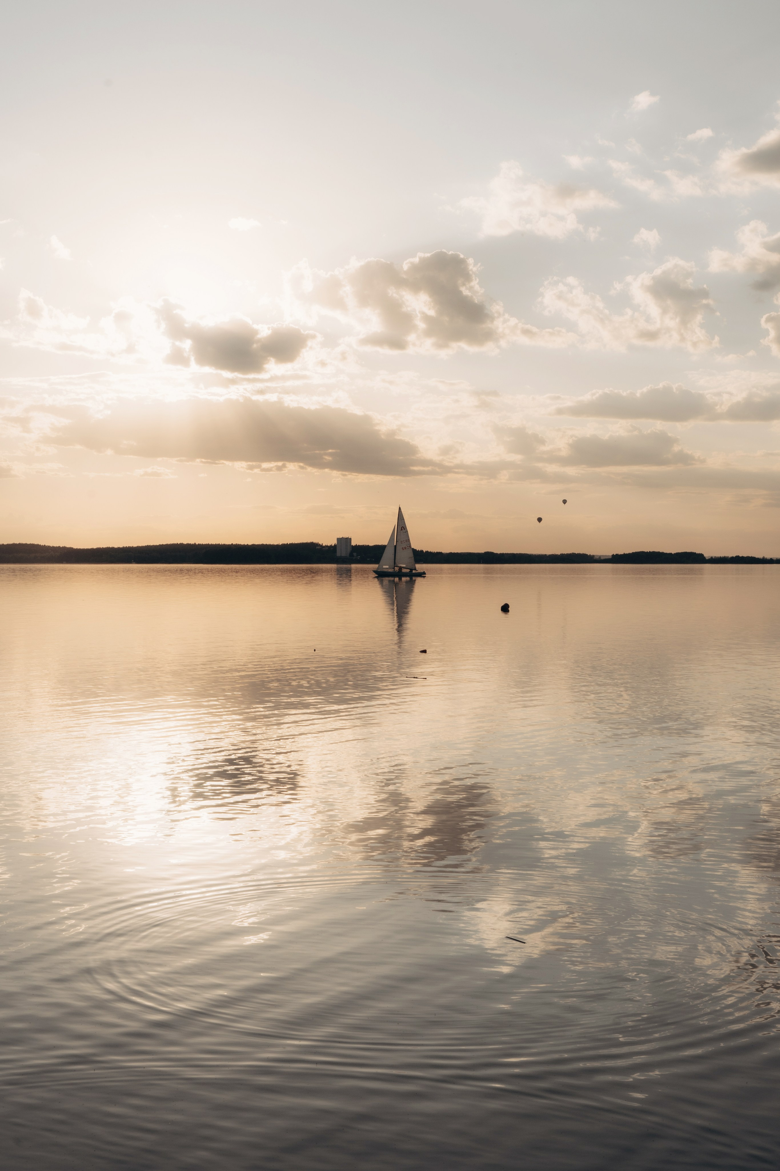Весеннее тепло семьи на берегу Минского моря. Ваш семейный фотограф в Минске — Вика Трегубова