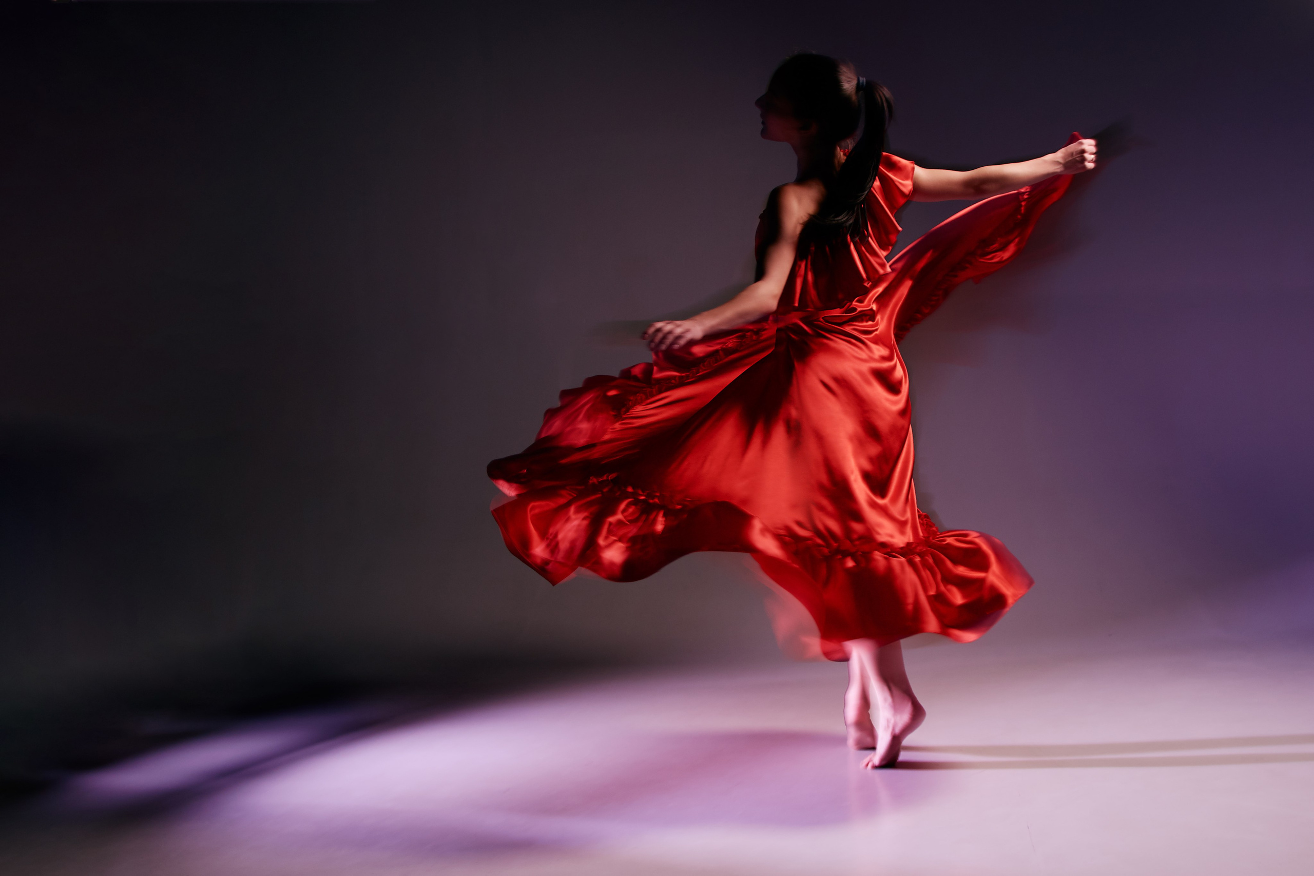 Танец. Съемка со смешанным светом. Ольга Чёкотова (Фотограф Кострома)