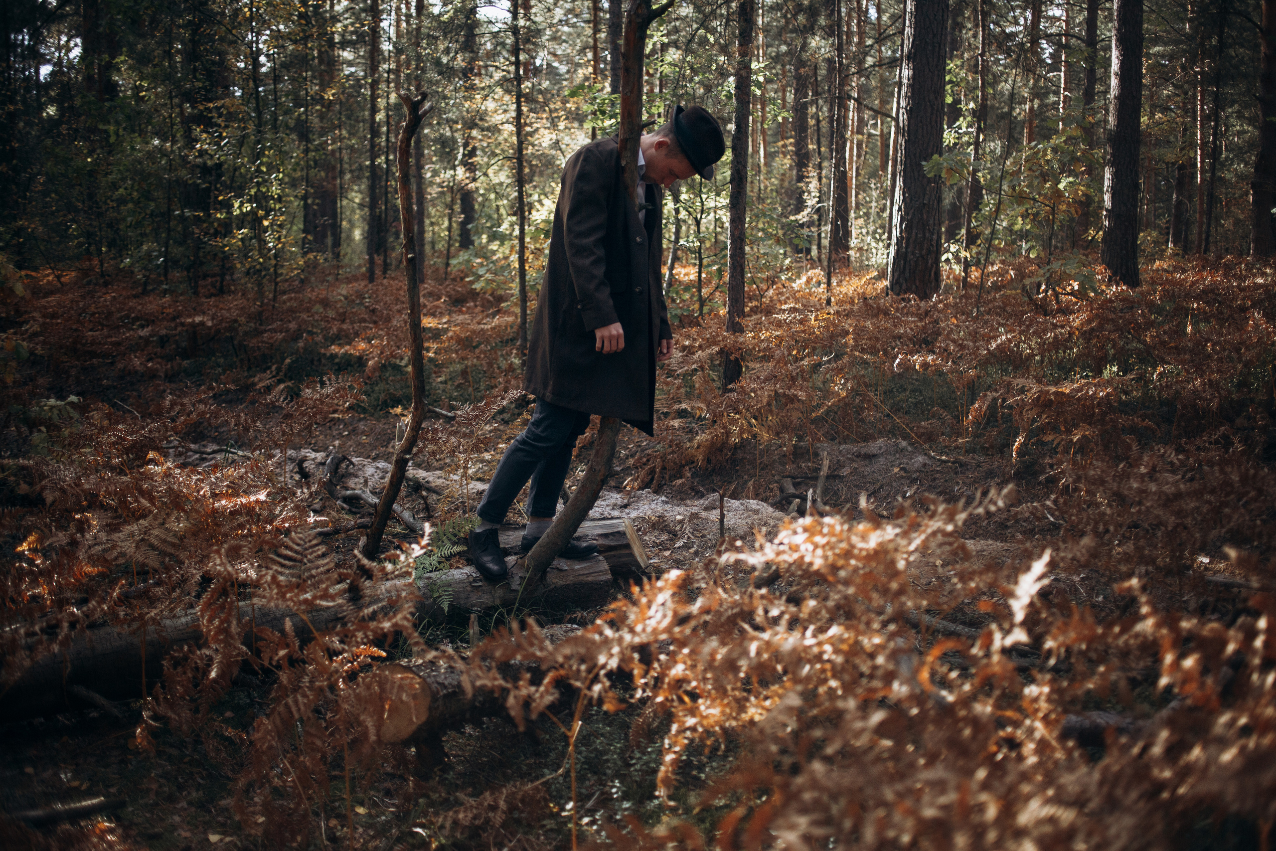 мужская фотосессия в лесу