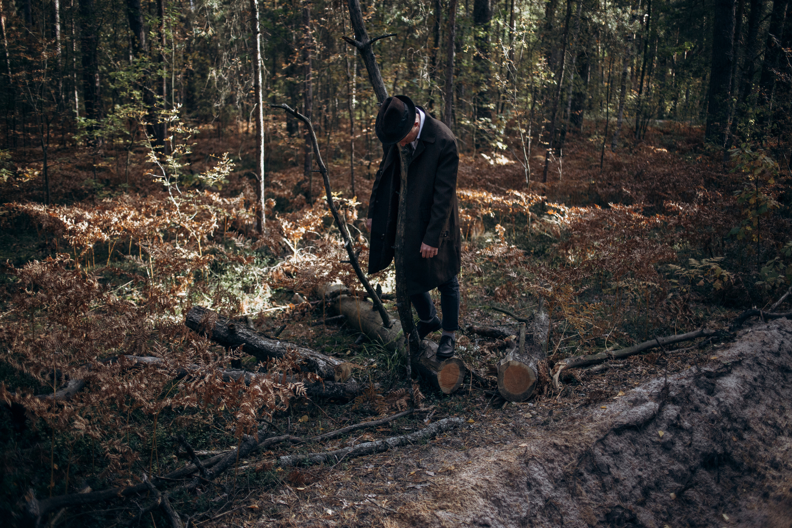 мужская фотосессия в лесу