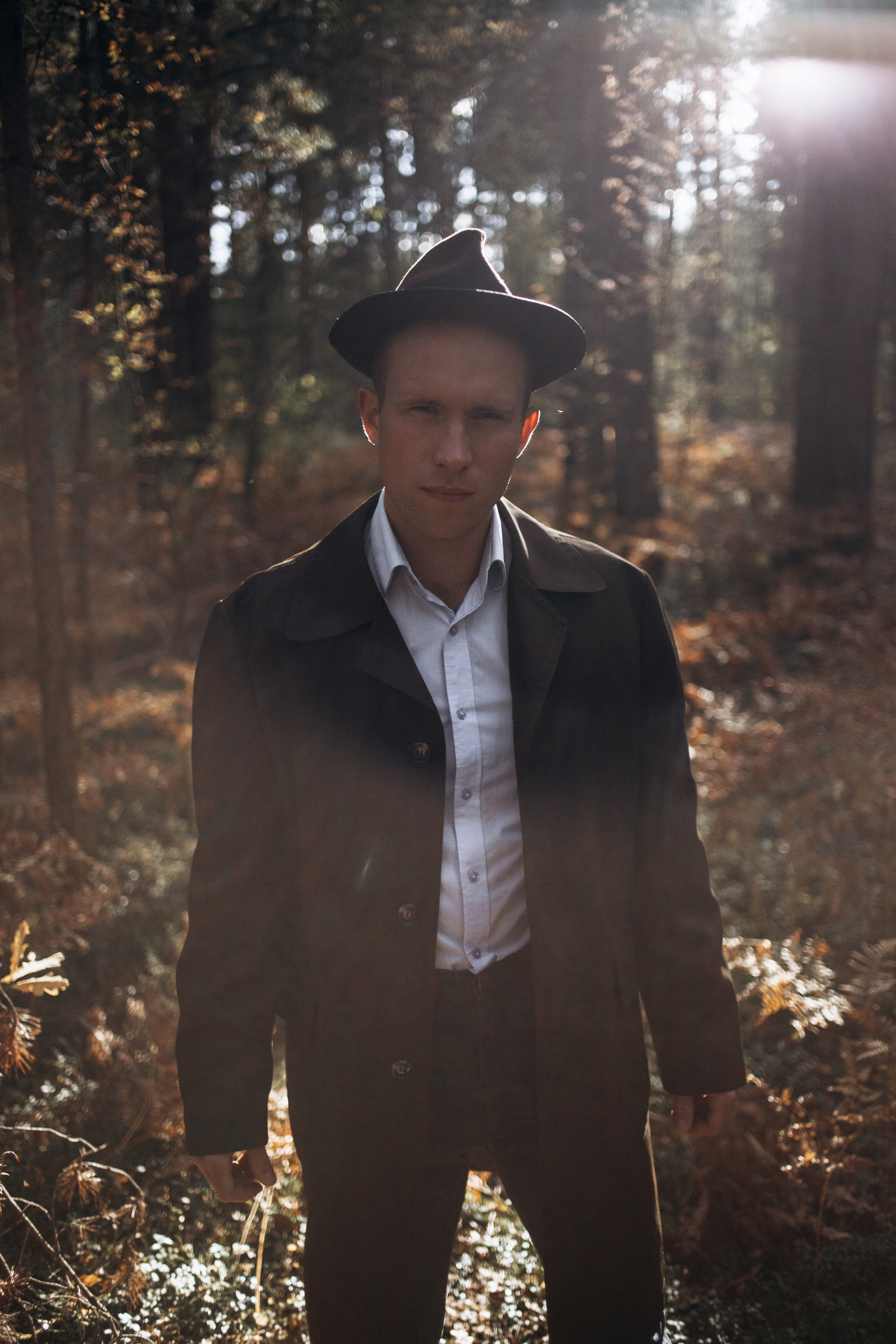 мужская фотосессия в лесу