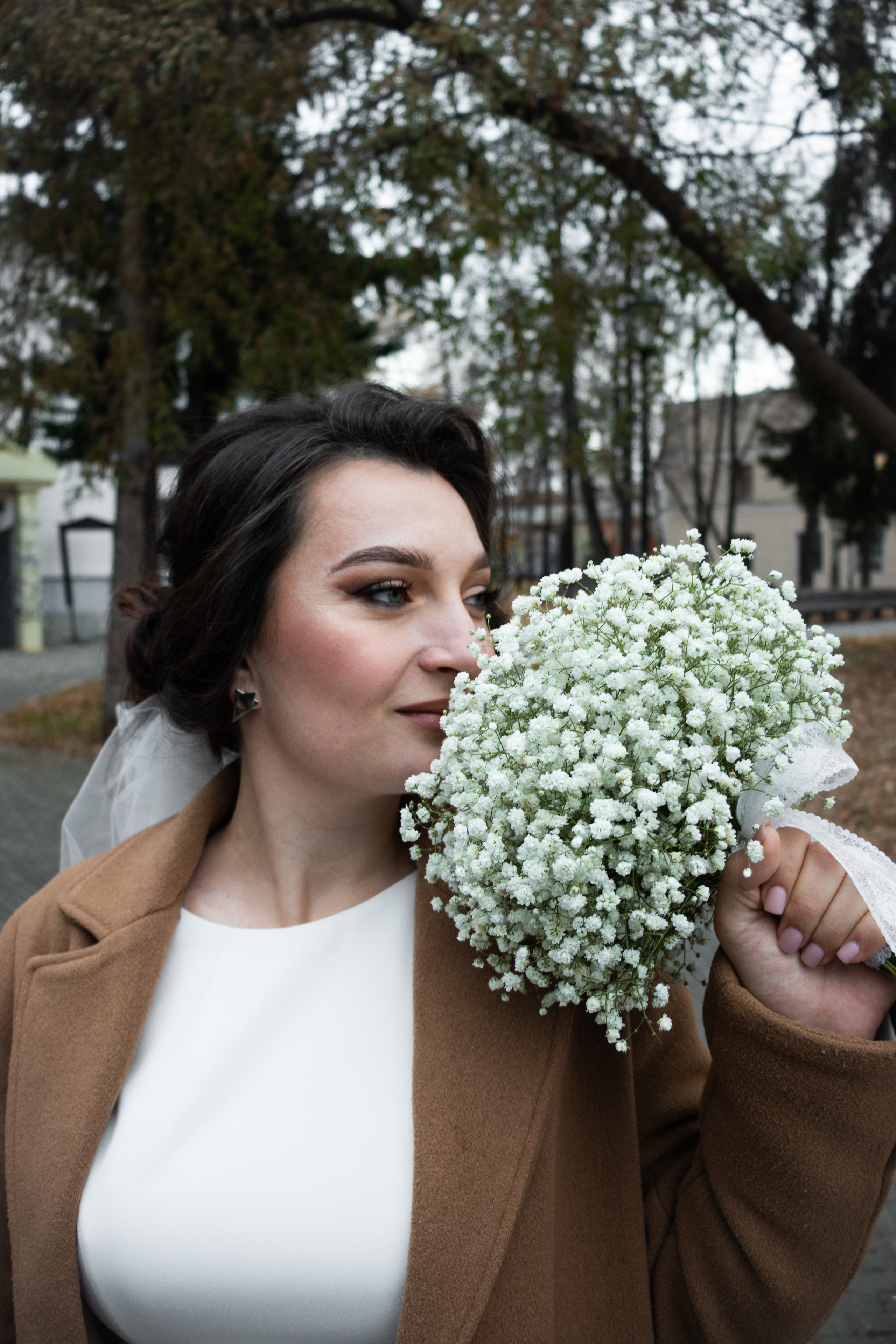 Невеста возле ЗАГСа в городе Томск