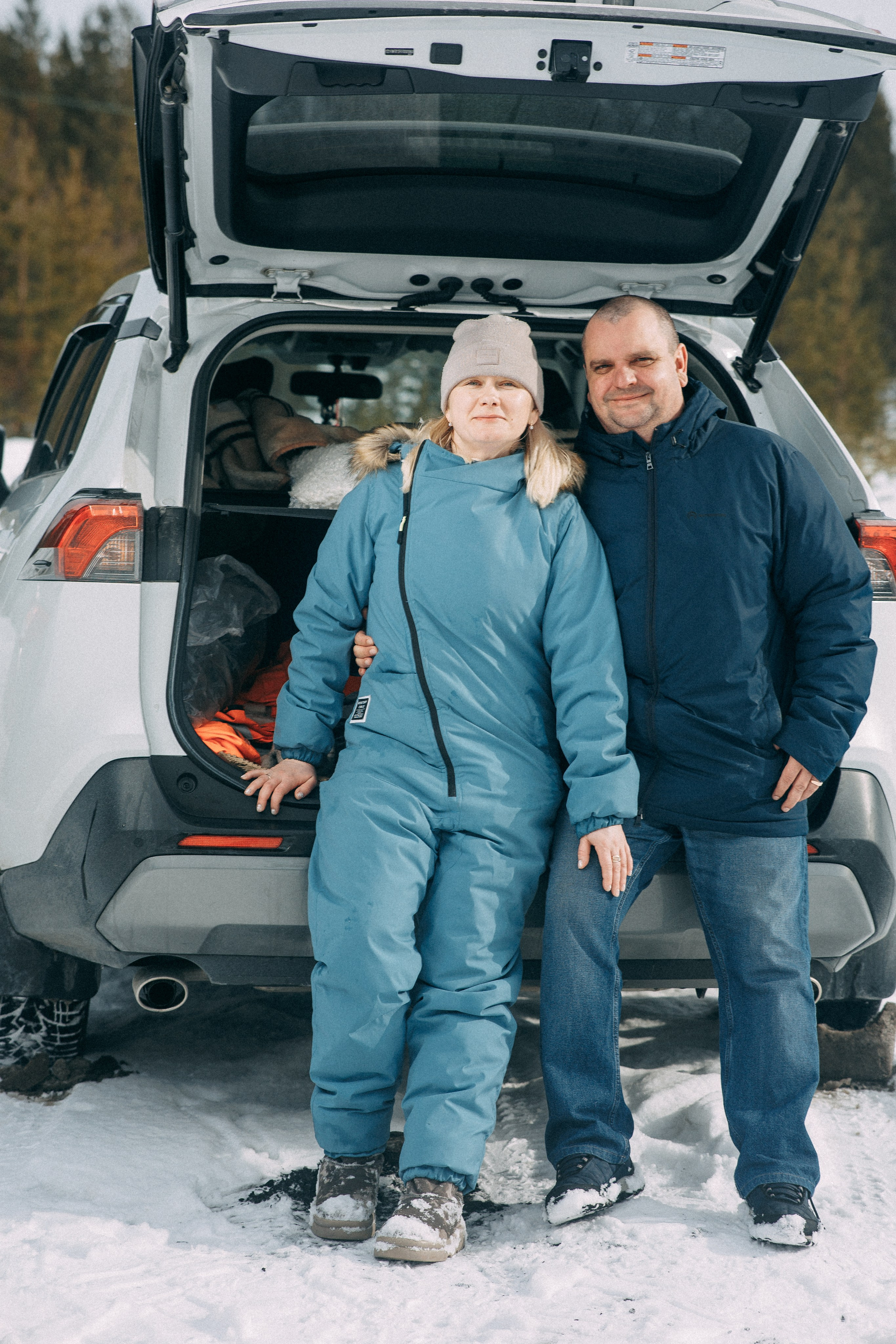 Зимняя фотосессия Анастасия и Евгений и их пёс по кличкеГранд. Артём Печерин фотограф в Оленегорске
