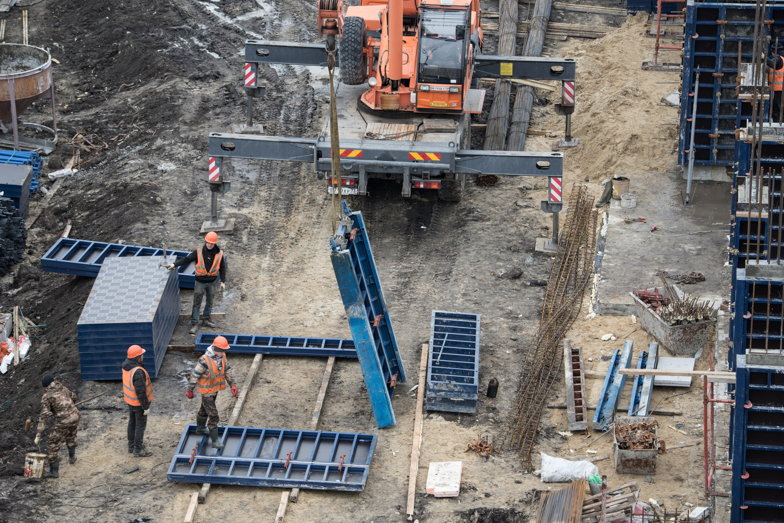 Погрузка строительного оборудования