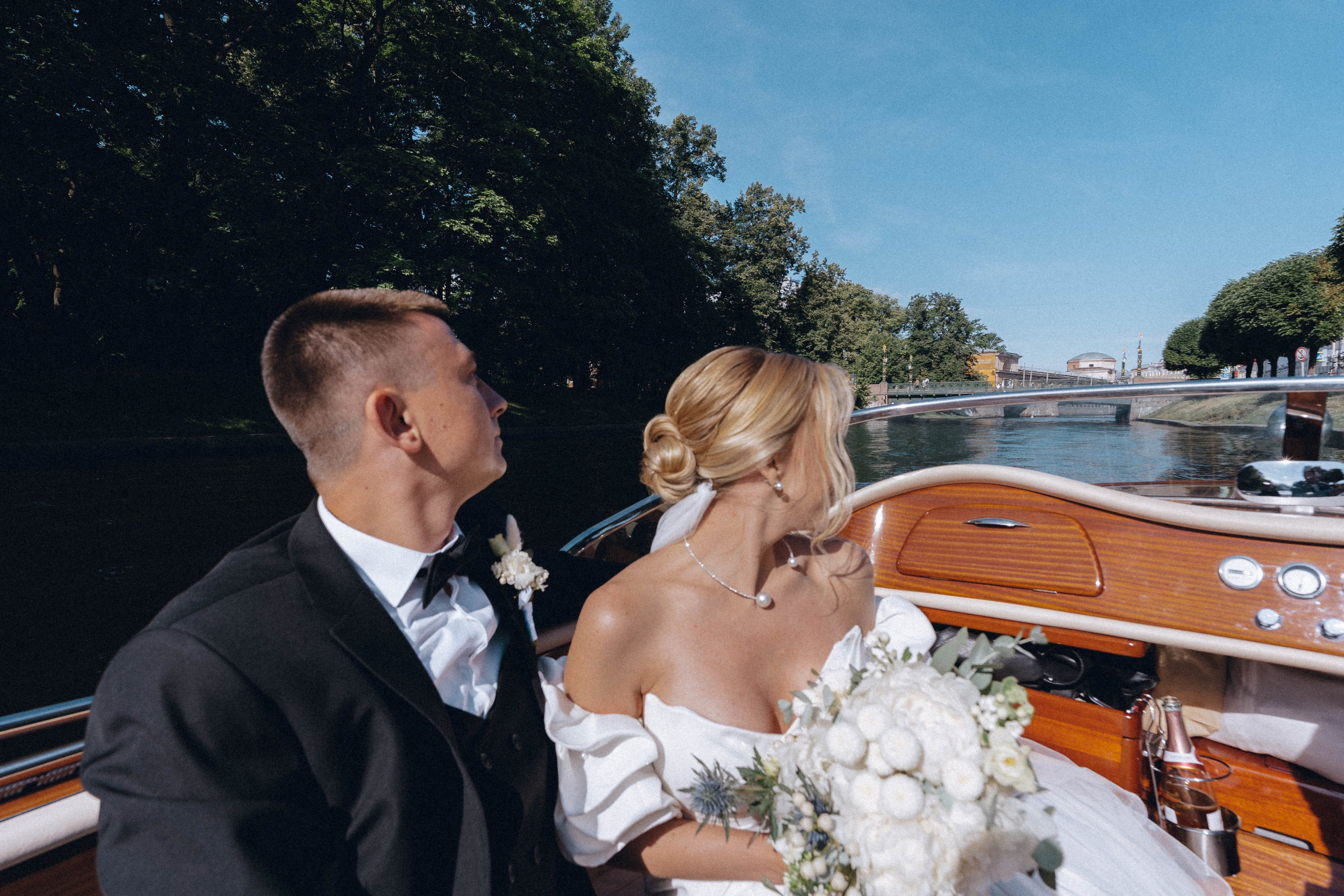 СВАДЕНБНАЯ СЬЕМКА НА КАТЕРЕ ПО КАНАЛАМ САНКТ-ПЕТЕРБУРГА И В АКВАТОРИИ НЕВЫ. Профессиональный фотограф, Санкт-Петербург — Виктория Богомолова