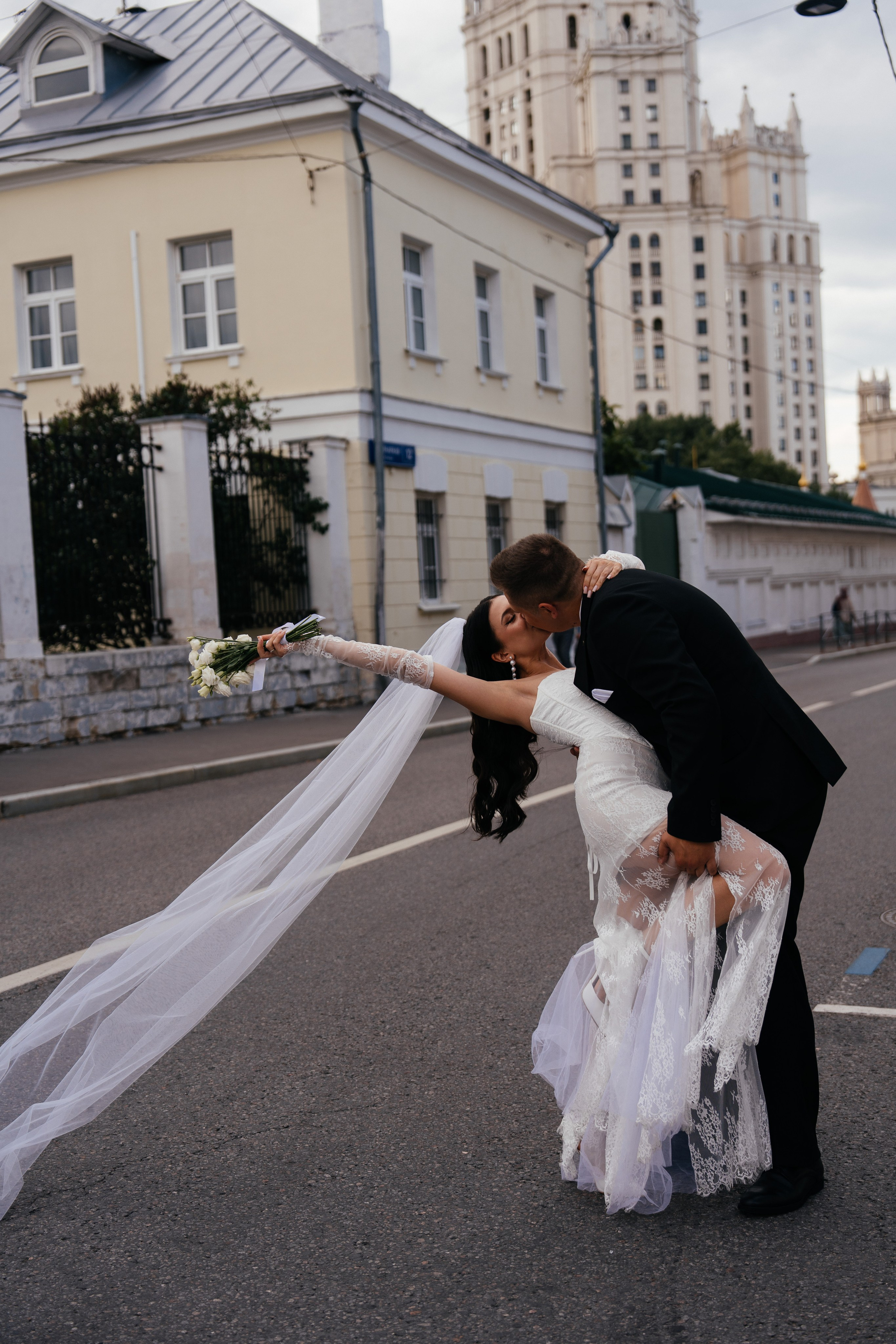 Свадебная фотосессия в Москве у высотки на Котельнической набережной. Свадебный фотограф в Москве Анна Полушина