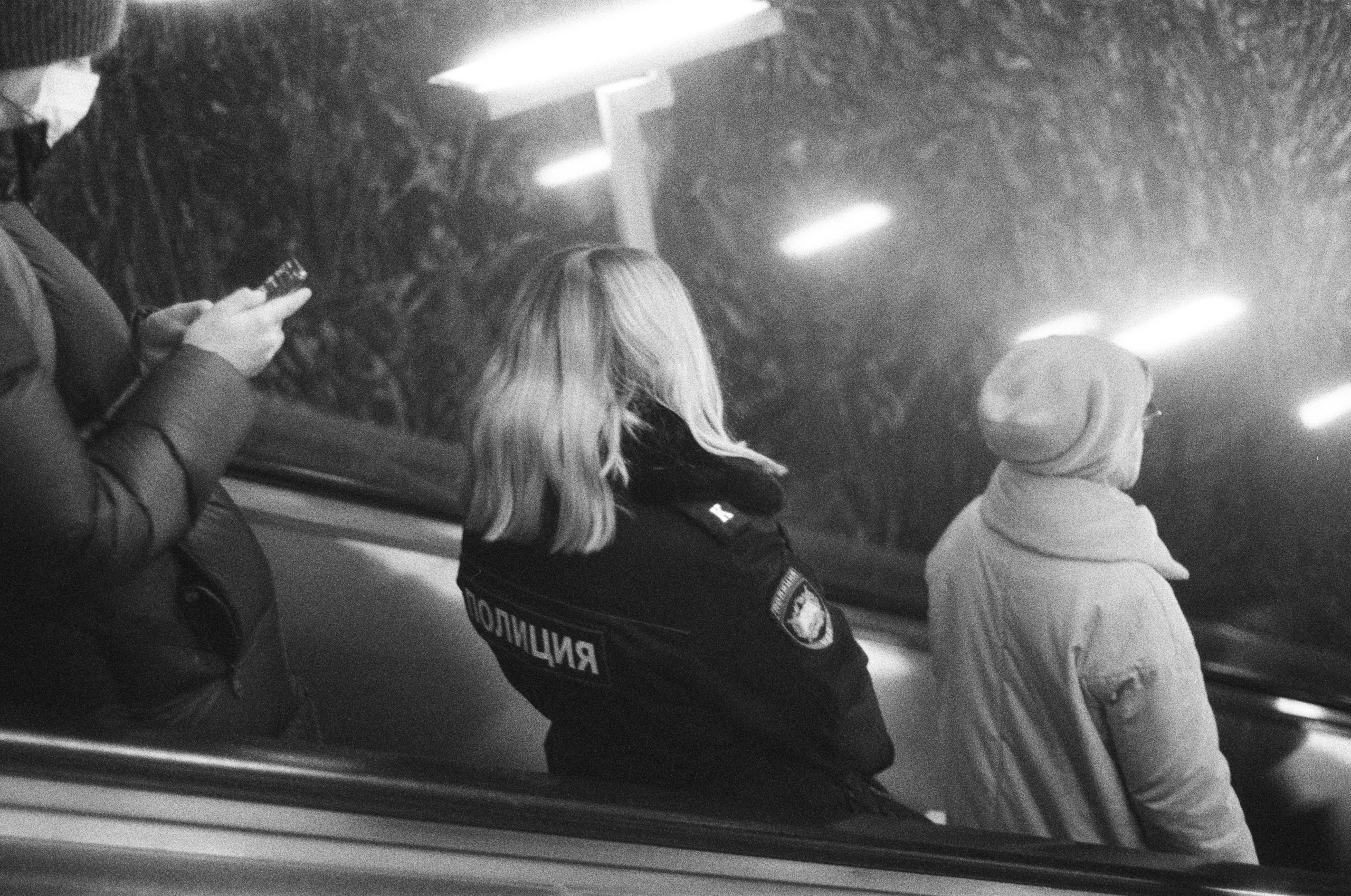 Фотосерия «Час пик»: динамика городской суеты в моменты транспортного и человеческого потока, игра света, тени и контраста в хронике городского движения. Фотограф: Ожерельев Лев