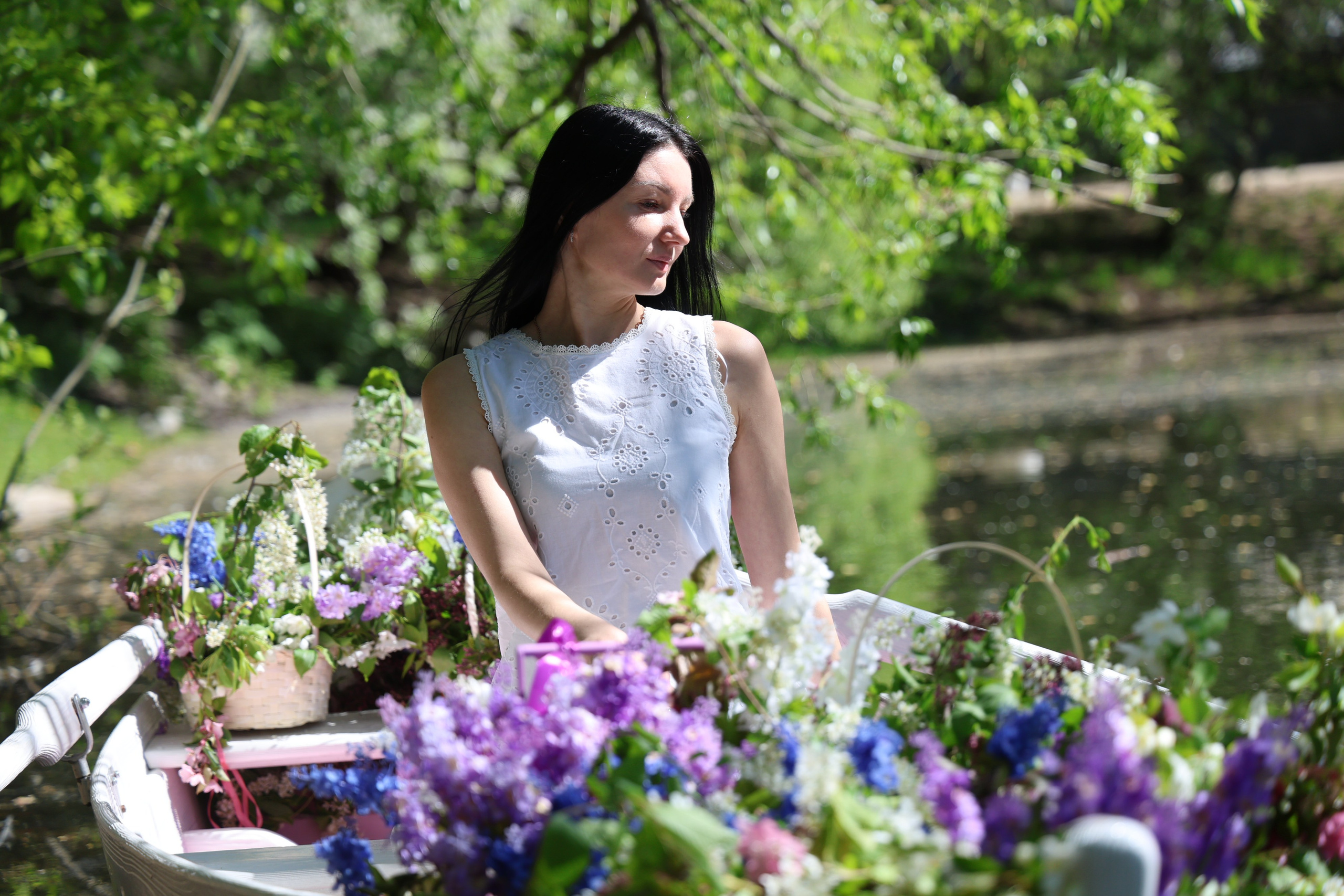 Фотосессия в лодке, лодка, озеро, платье, книга, шляпа, зонт, перчатки, весла, лето. Свадебный, семейный, женский и детский фотограф из Екатеринбурга