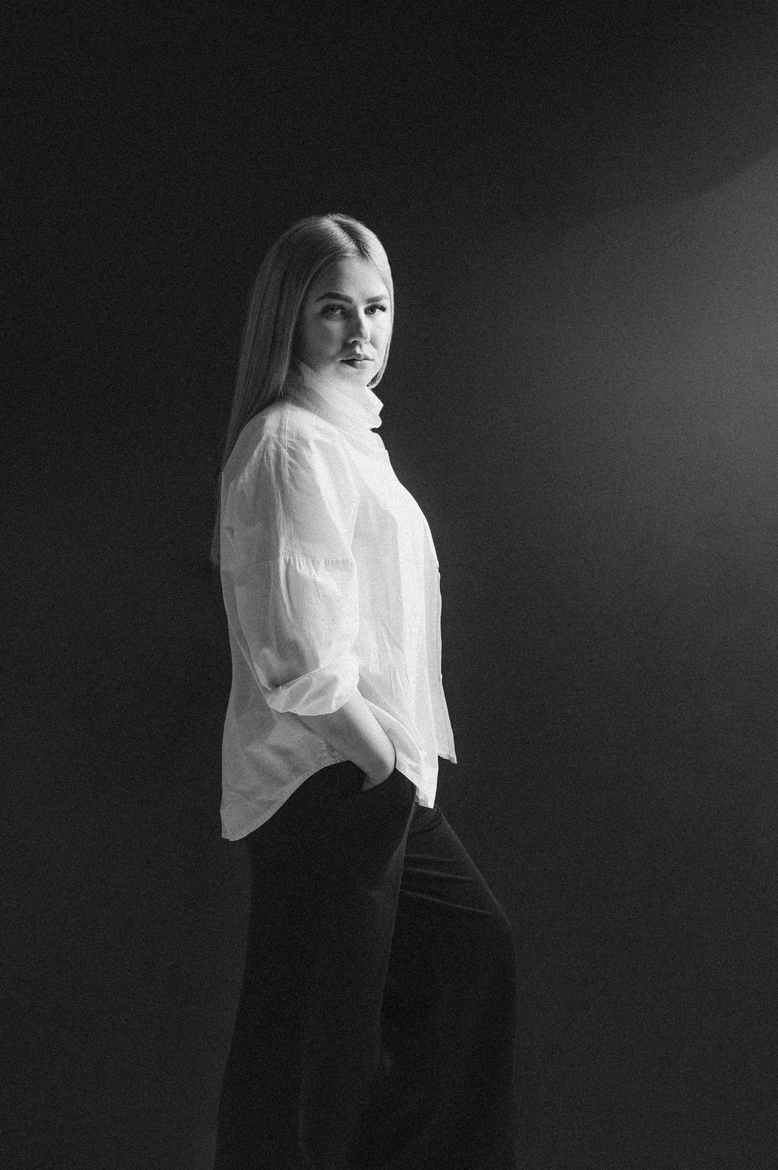 черно-белый женский портрет на черном фоне в студии