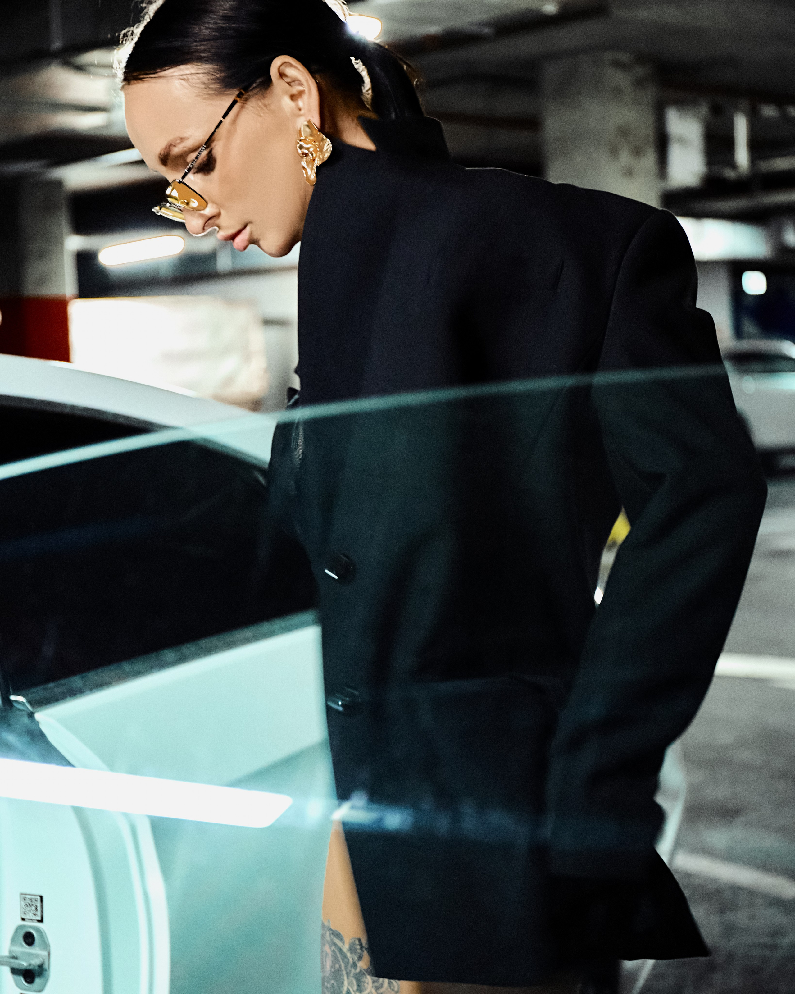 Ночная прогулочная съемка девушки женским фэшен фотографом Екатериной Врублевской в Калининград на парковке ТЦ Европа