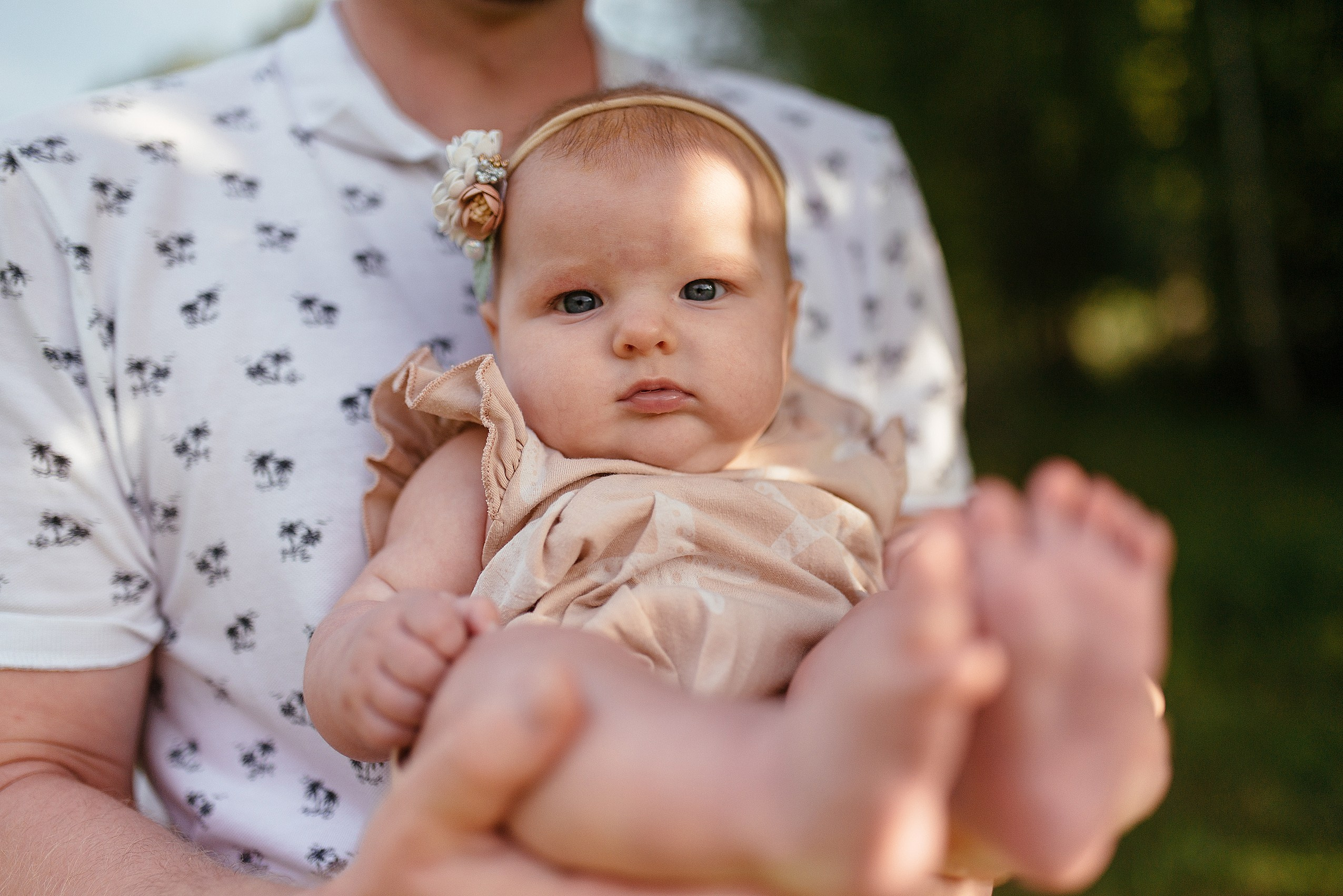 Уличная семейная фотосессия в парке. Семейный фотограф Дарья Едапина Новосибирск. Фотограф Дарья Едапина Новосибирск